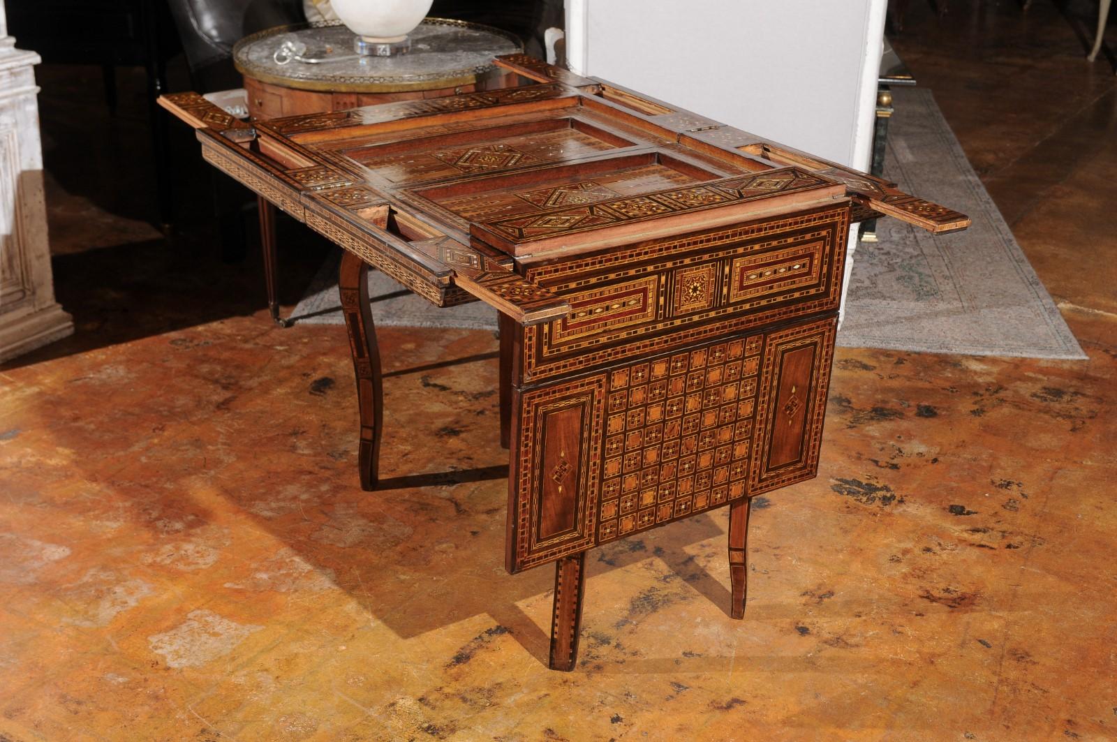 Tavolo da gioco marocchino in stile moresco vintage con intarsi intricati e piano Foldes in vendita 1