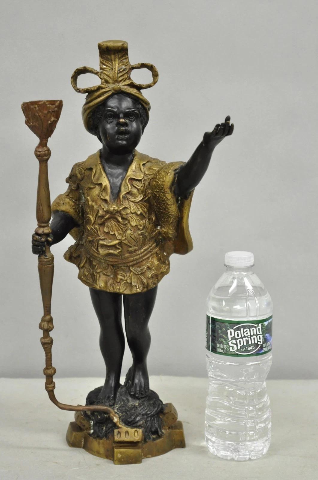 Portacandele d'epoca in bronzo figurato in stile moresco veneziano Blackamoor. Circa alla fine del XX secolo. Misure: 16