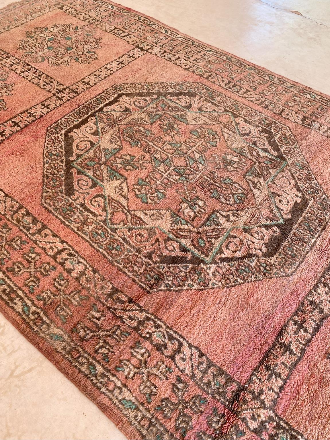 Vintage Moroccan Ait Yacoub rug - Peach fuzz - 7.1x13.3feet / 217x407cm For Sale 3