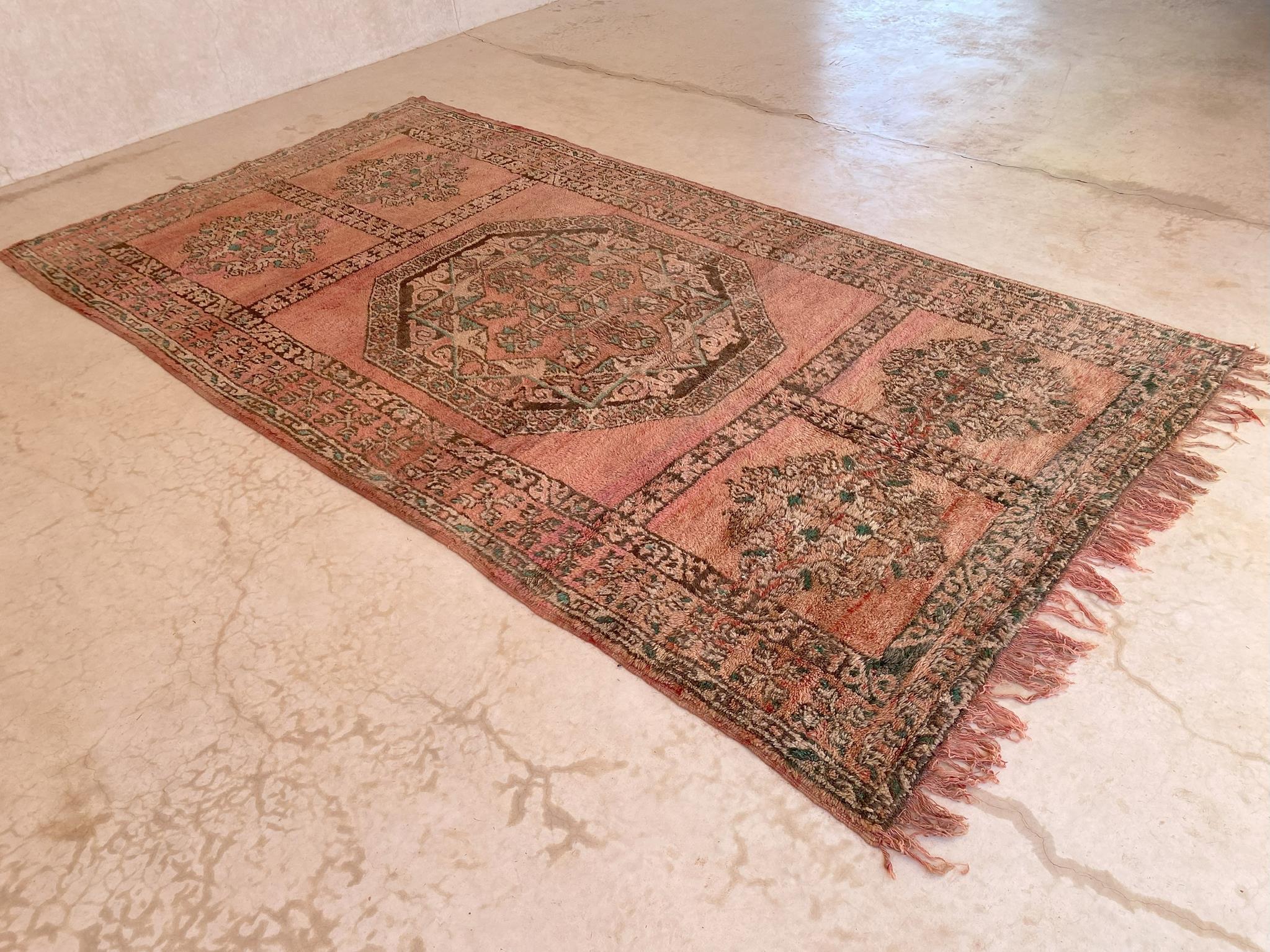 Hand-Woven Vintage Moroccan Ait Yacoub rug - Peach fuzz - 7.1x13.3feet / 217x407cm For Sale