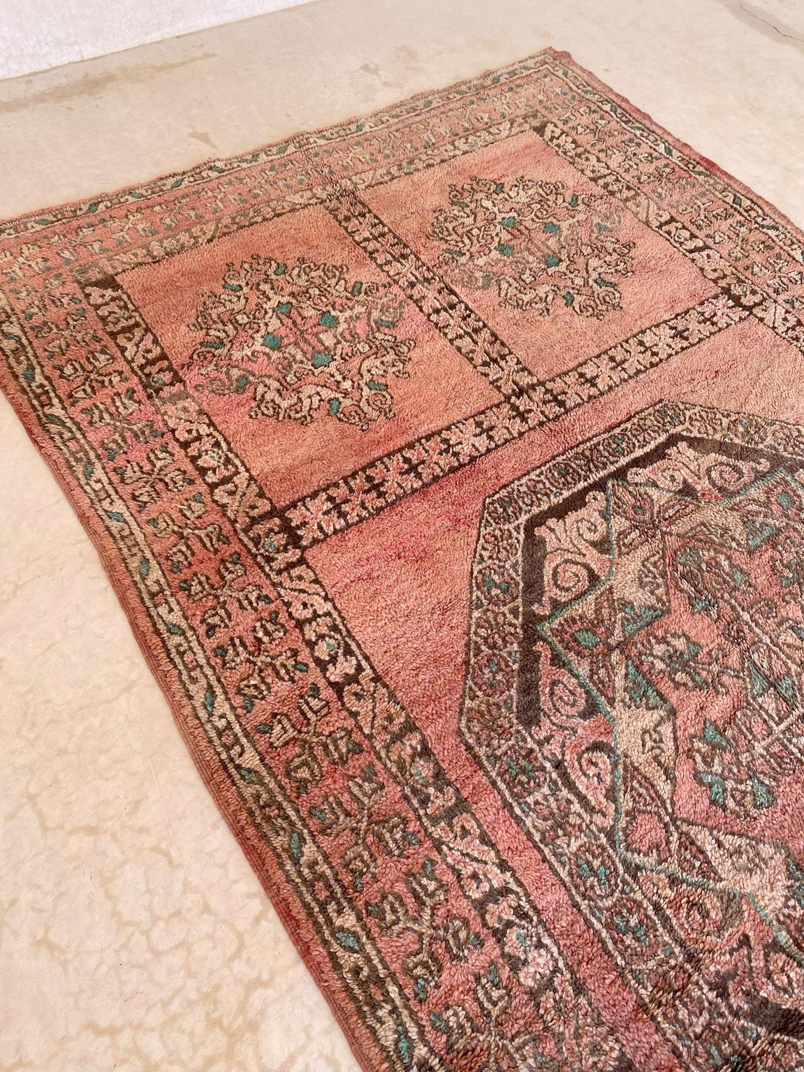 Vintage Moroccan Ait Yacoub rug - Peach fuzz - 7.1x13.3feet / 217x407cm In Good Condition For Sale In Marrakech, MA