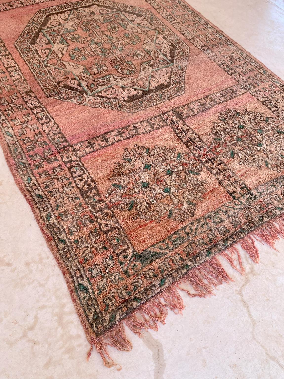 20th Century Vintage Moroccan Ait Yacoub rug - Peach fuzz - 7.1x13.3feet / 217x407cm For Sale