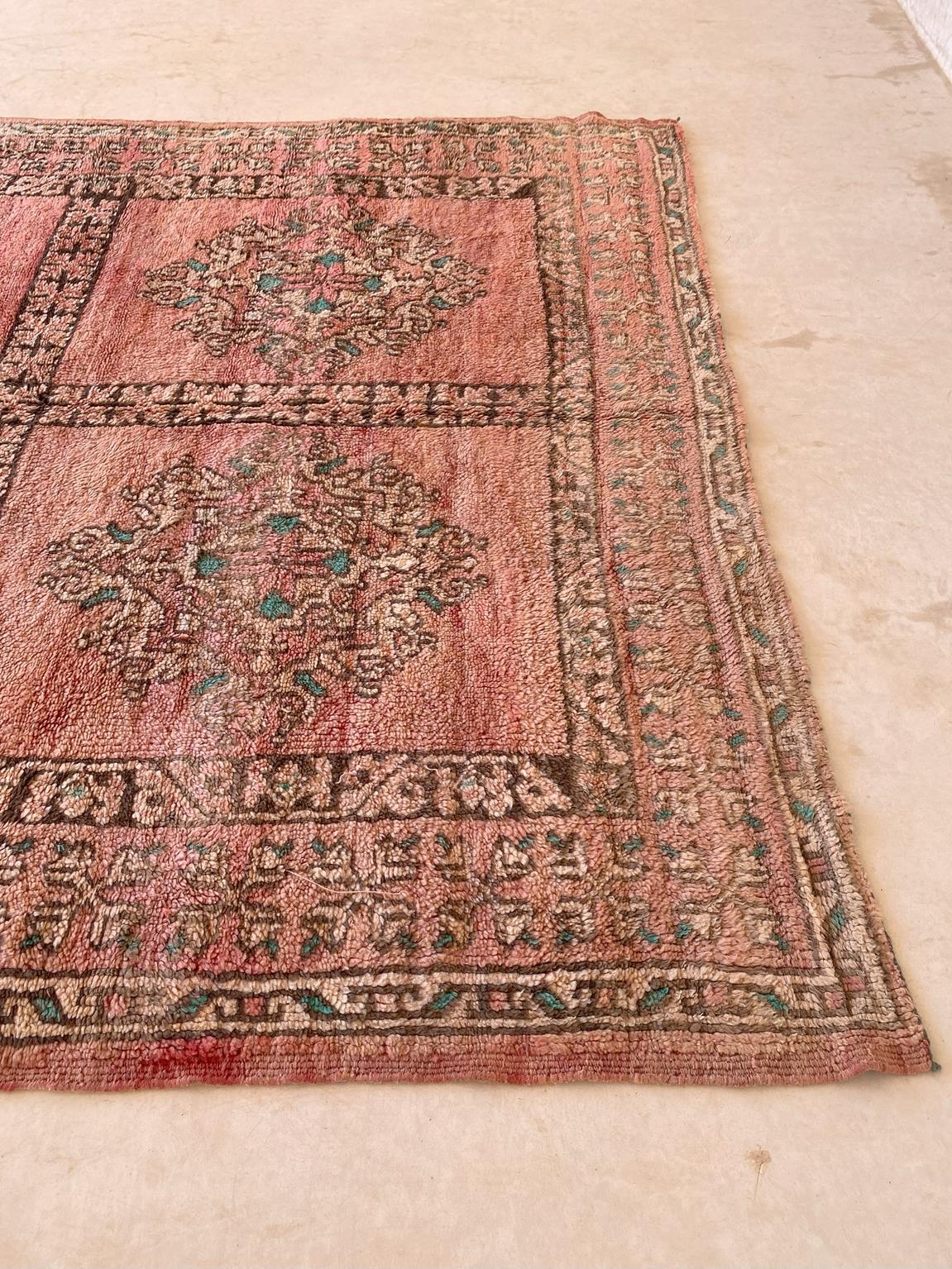 Vintage Moroccan Ait Yacoub rug - Peach fuzz - 7.1x13.3feet / 217x407cm For Sale 1