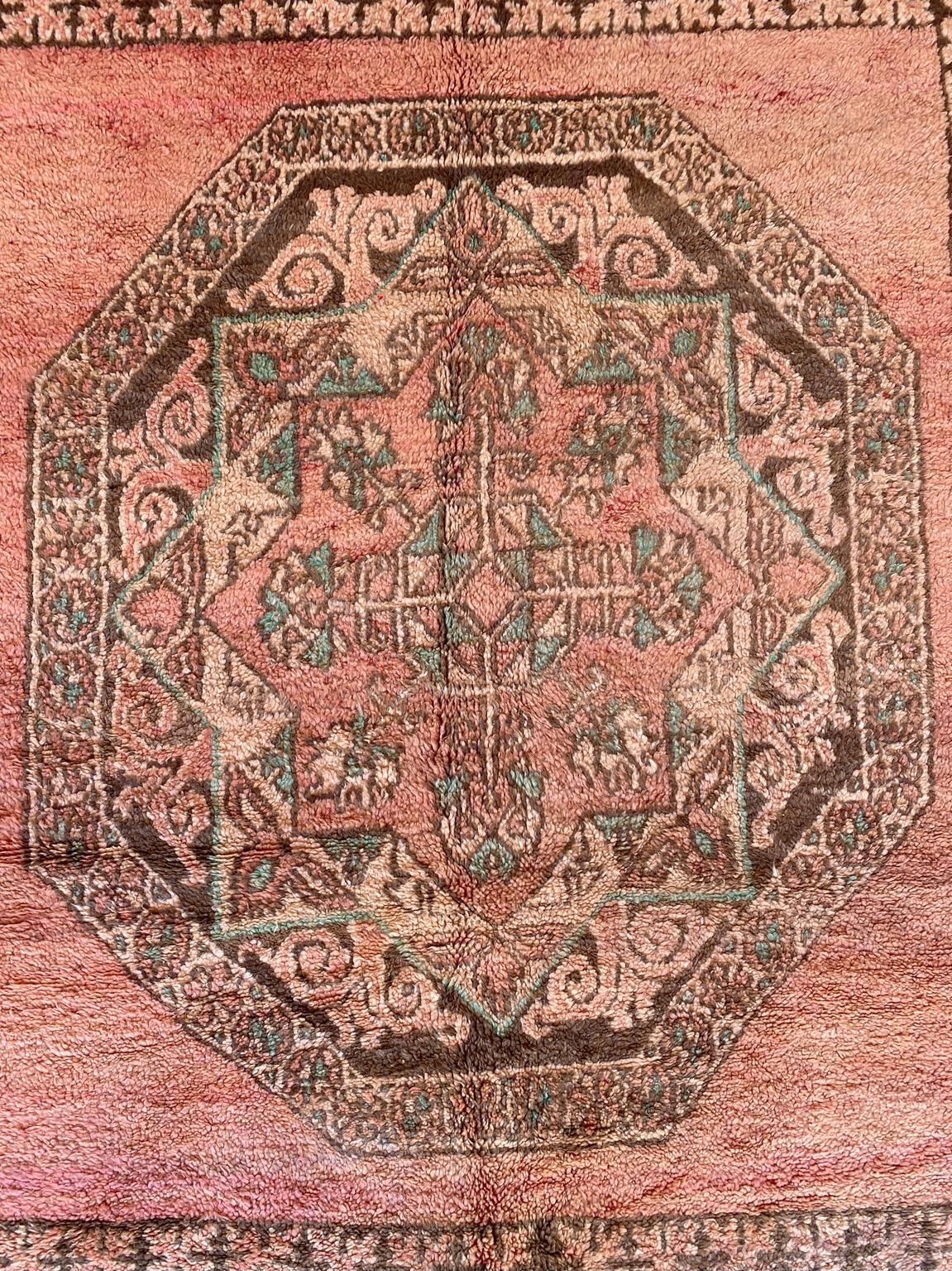 Vintage Moroccan Ait Yacoub rug - Peach fuzz - 7.1x13.3feet / 217x407cm For Sale 2