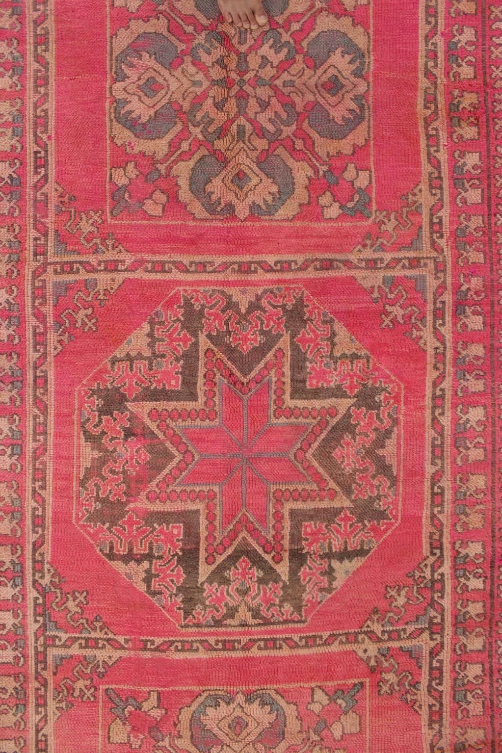 Vintage Moroccan Aït Yacoub rug - Pink - 6x12.6feet / 184x385cm For Sale 7
