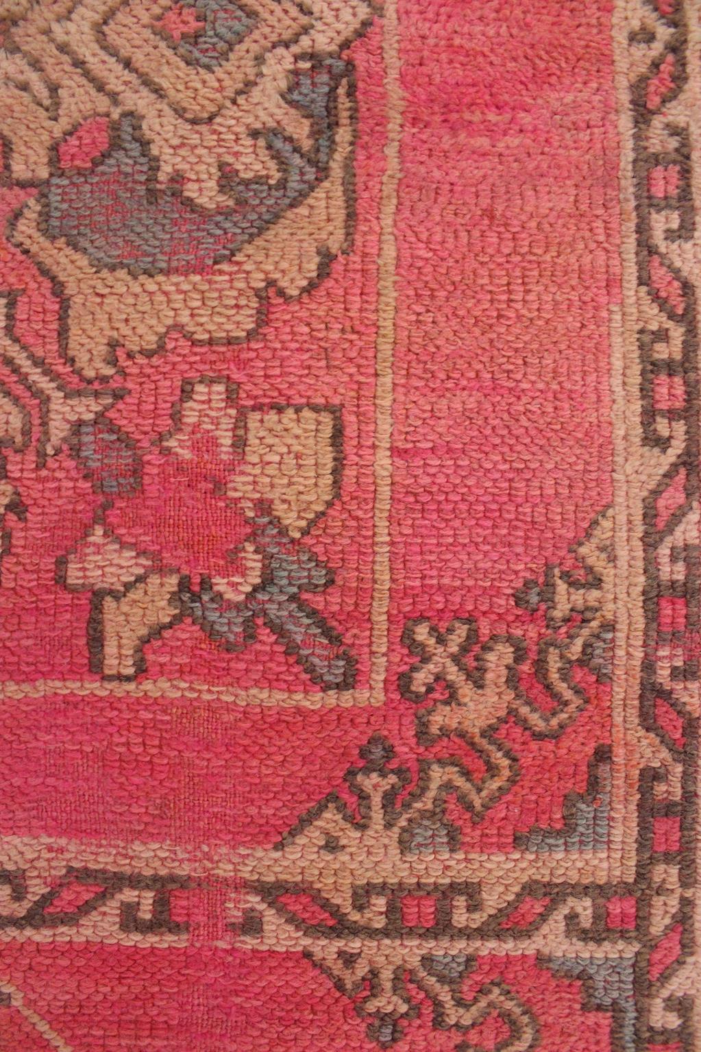 Tapis Aït Yacoub marocain vintage - Rose - 6x12.6feet / 184x385cm en vente 12