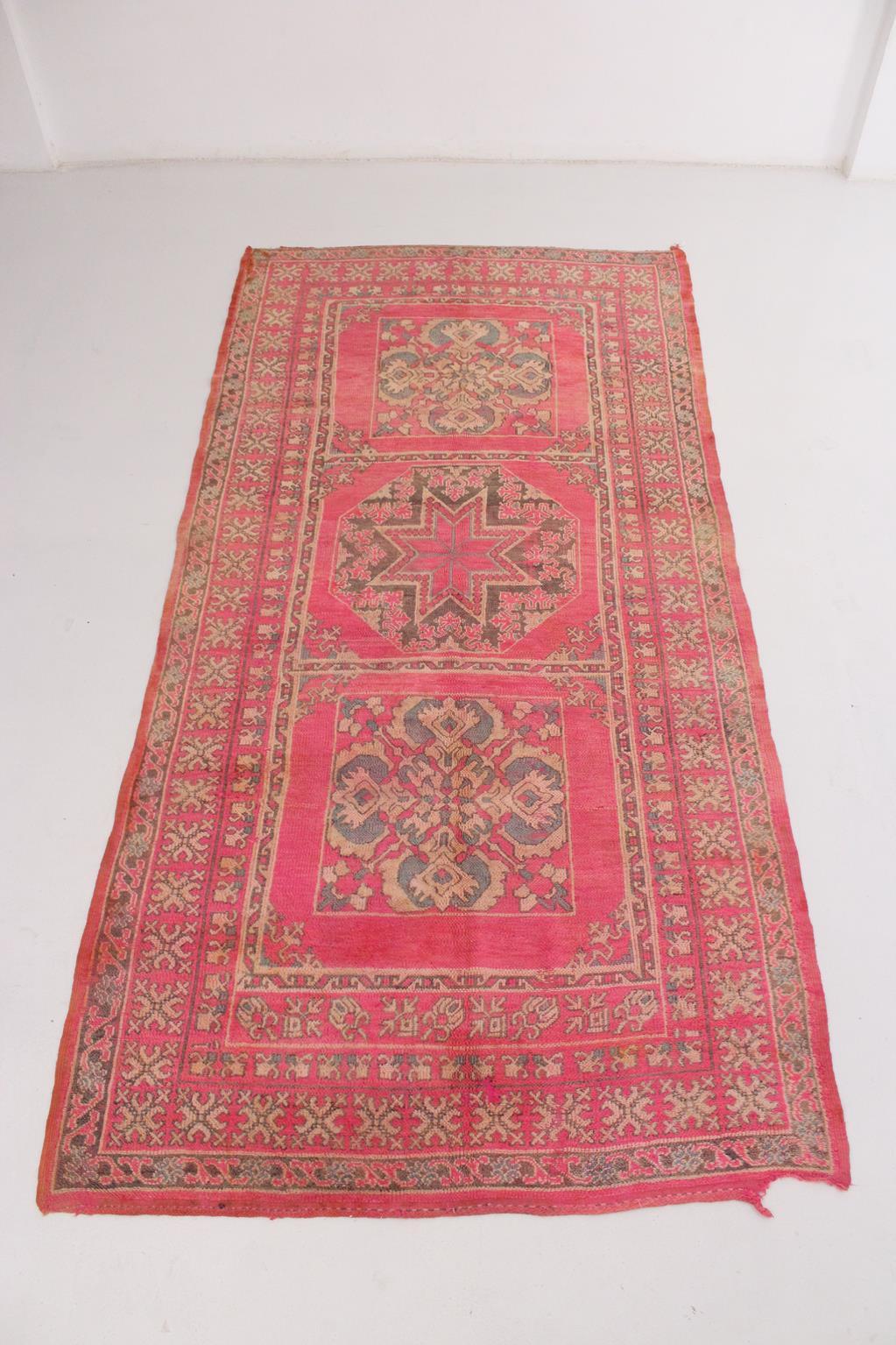 Les tapis vintage de la tribu Ait Yacoub, Haut Atlas, Maroc, sont connus et reconnaissables pour leurs rosettes orientales et leurs motifs floraux dans une composition de cadres multipliés. On peut y sentir l'inspiration des plus anciens et célèbres