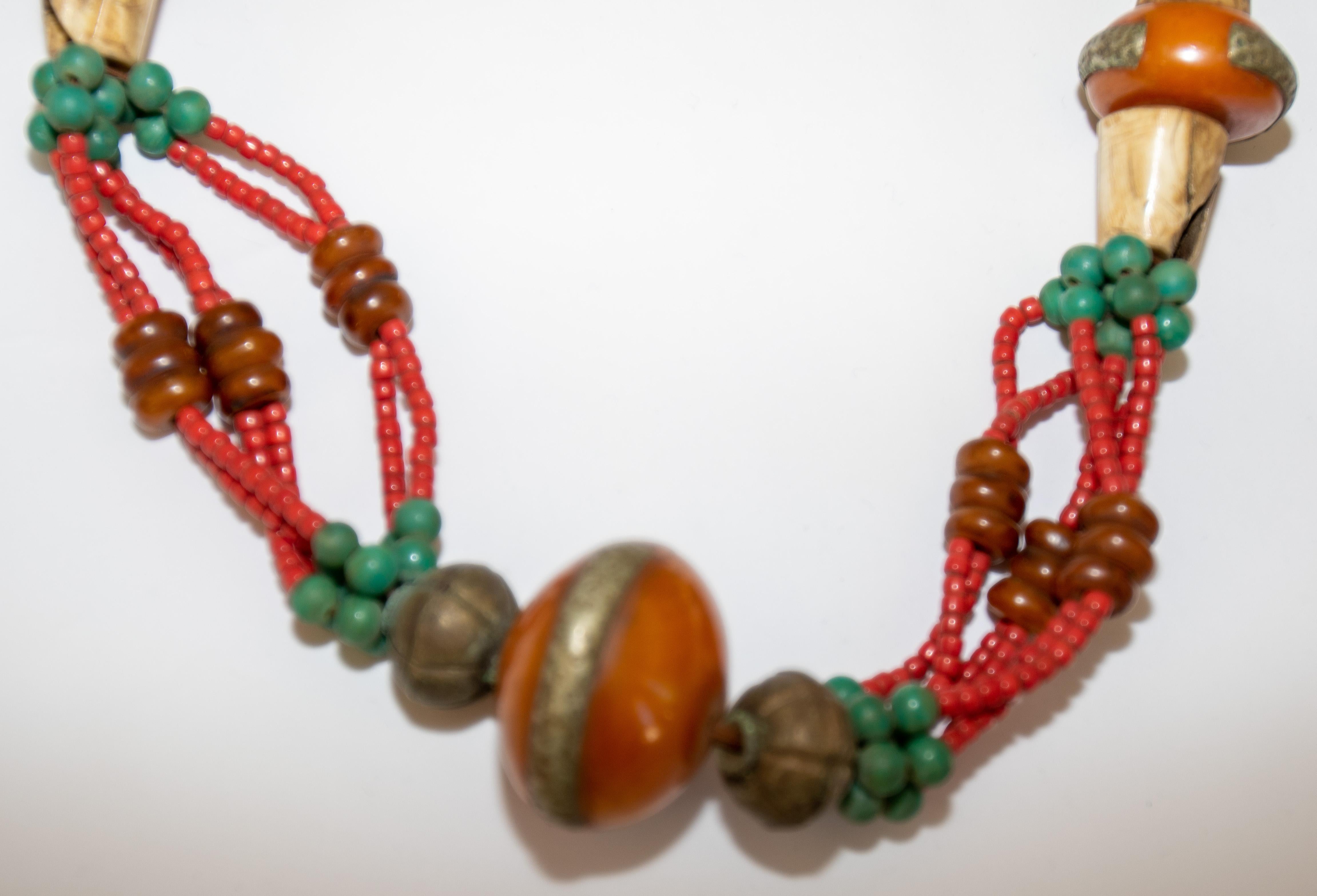 Collier de mariage berbère marocain vintage en résine ambrée décoratif mural en vente 7