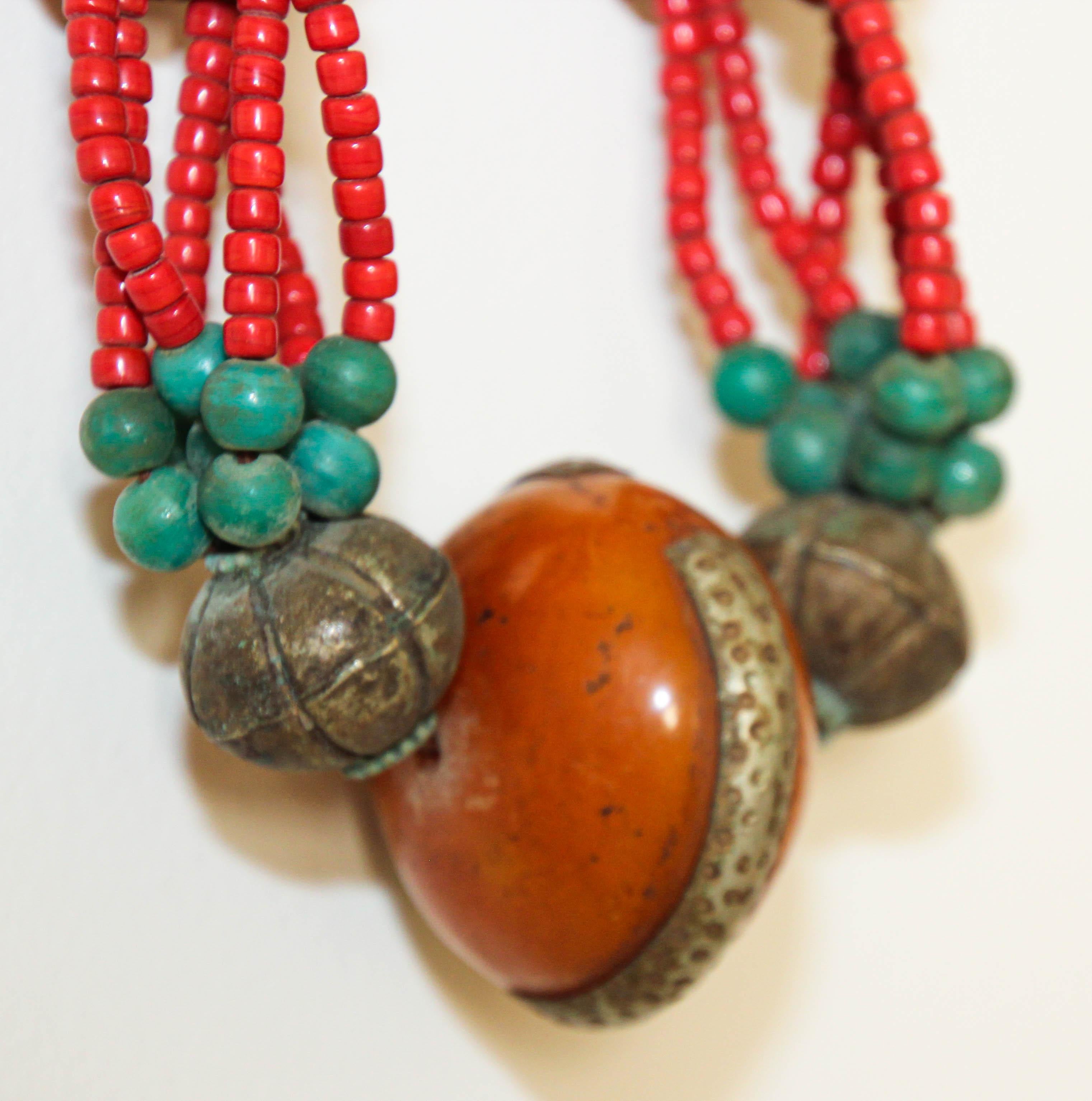 Collier de mariage berbère marocain vintage en résine ambrée décoratif mural en vente 10