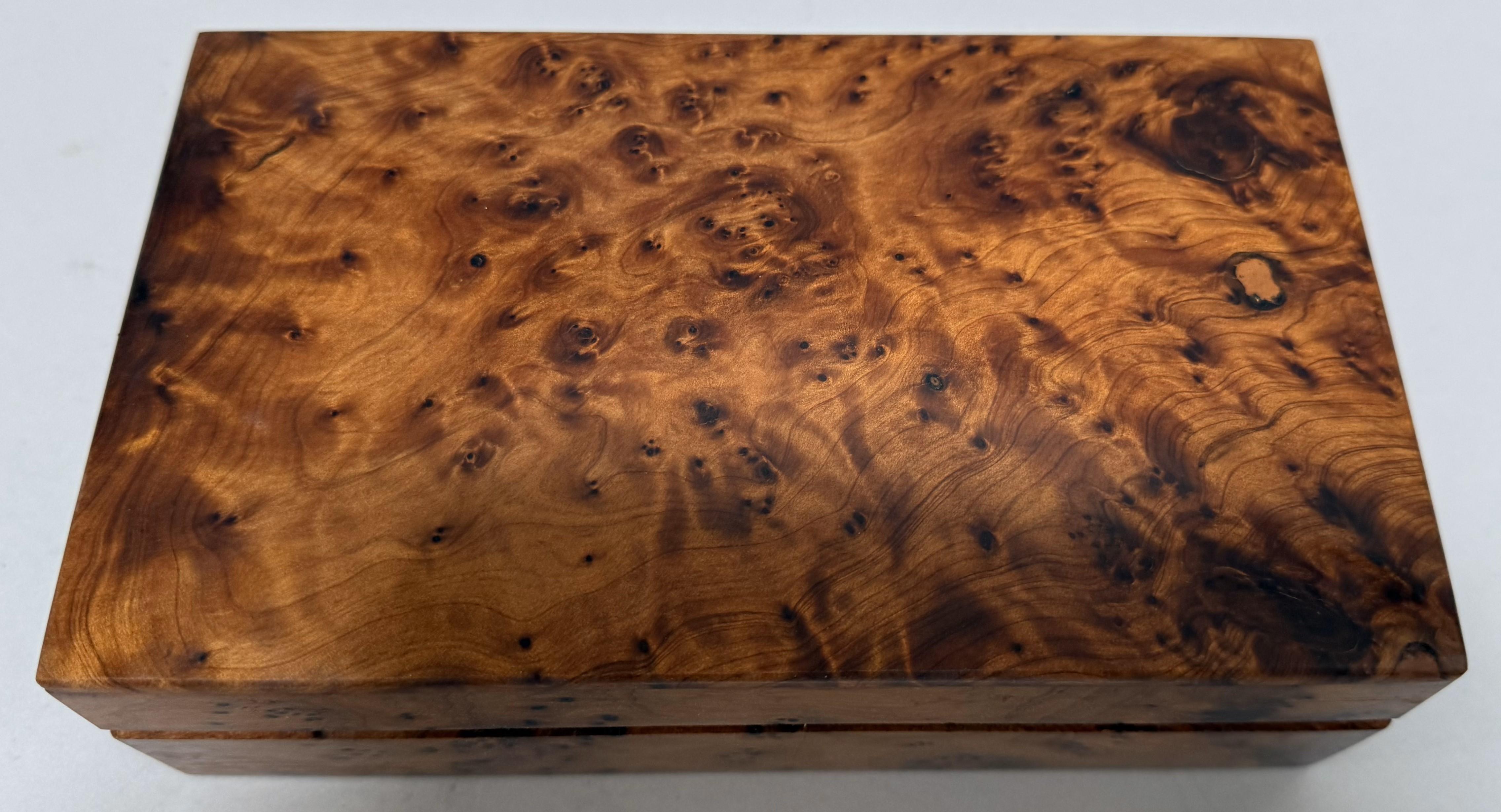Marocchino Scatola marocchina d'epoca in legno di radica di amboyna in vendita