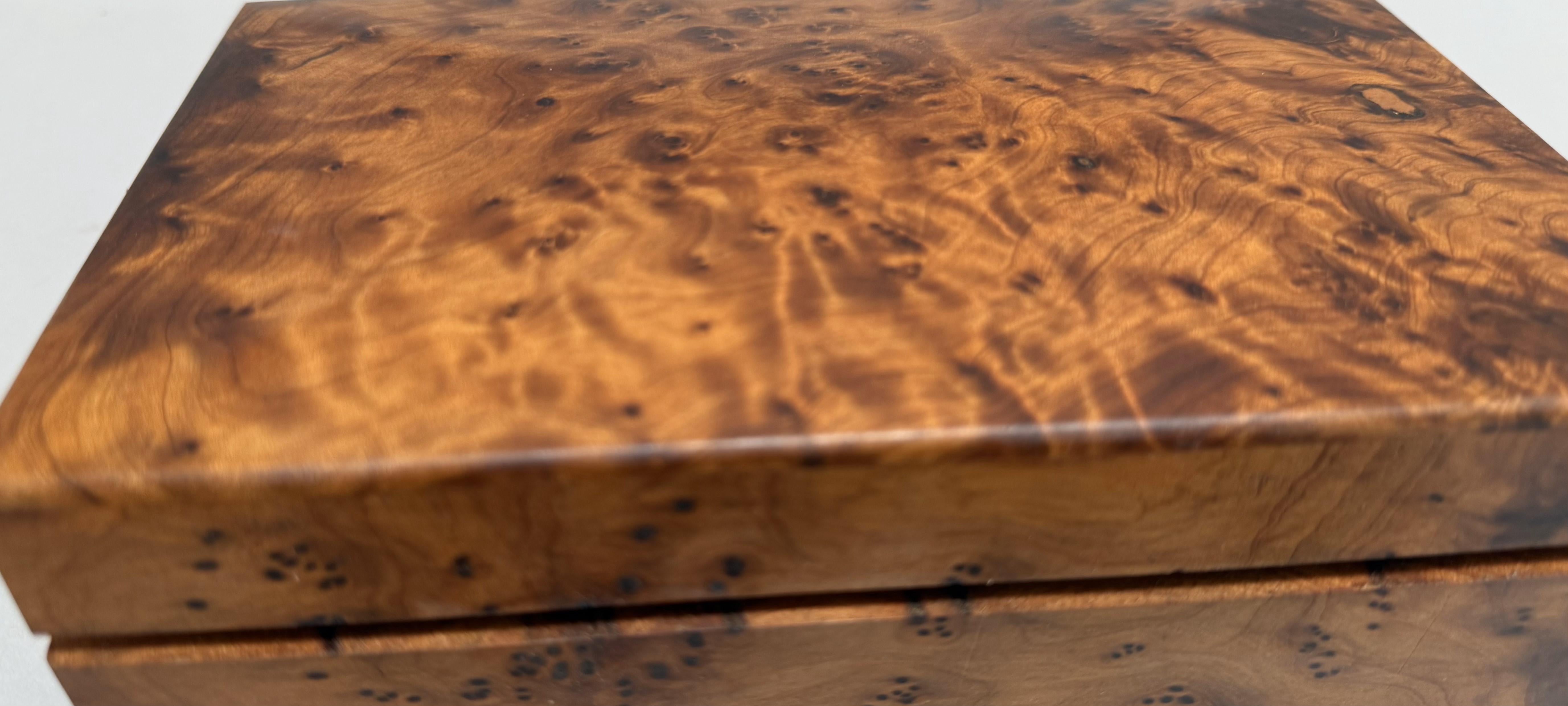 Intagliato Scatola marocchina d'epoca in legno di radica di amboyna in vendita