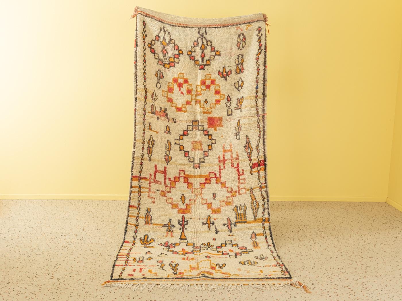 Dieser Vintage Azilal ist ein Teppich aus 100 % Wolle - weich und angenehm zu tragen. Unsere Berberteppiche sind handgefertigt, ein Knoten nach dem anderen. Jeder unserer Berberteppiche ist ein langlebiges Einzelstück, das auf nachhaltige Weise aus