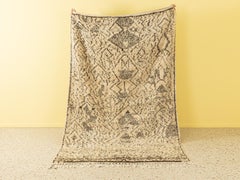 Marokkanischer Azilal-Berberteppich aus dem hohen Atlasgebirge in Beige, Grau und Schwarz