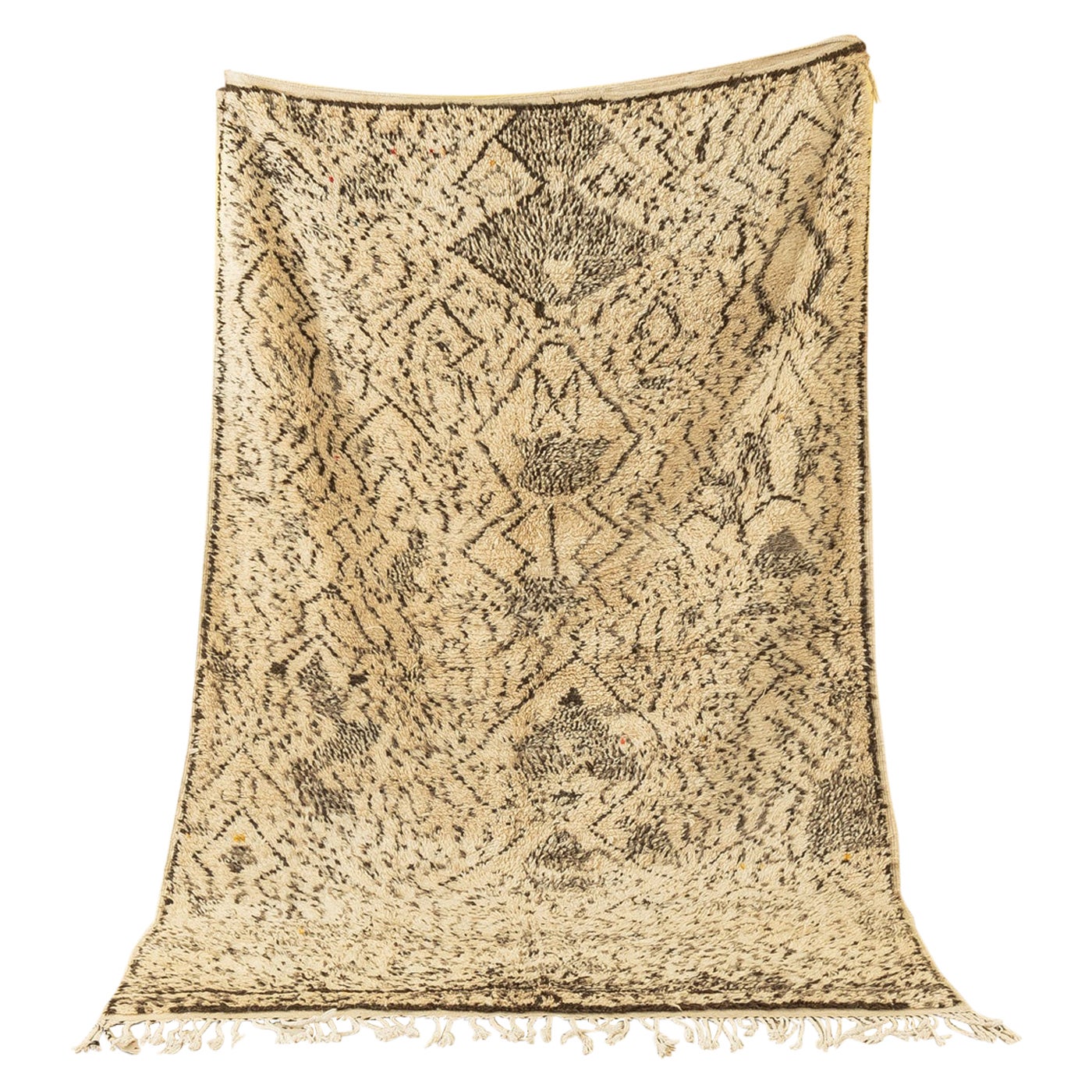 Marokkanischer Azilal-Berberteppich aus dem hohen Atlasgebirge in Beige, Grau und Schwarz im Angebot