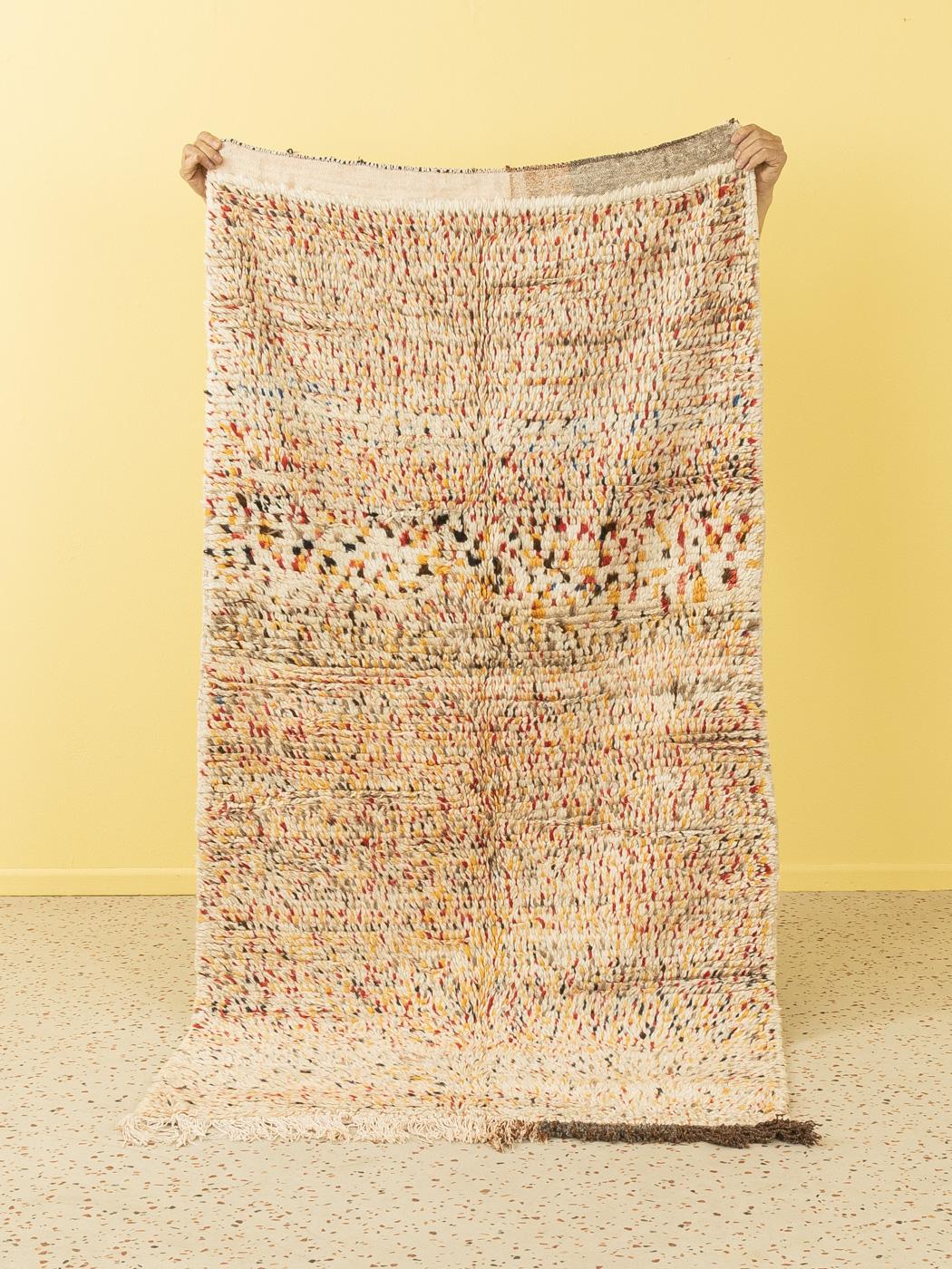 Dieser Azilal ist ein Teppich aus 100 % Vintage-Wolle - dick und weich, angenehm unter den Füßen. Unsere Berberteppiche sind handgefertigt, ein Knoten nach dem anderen. Jeder unserer Berberteppiche ist ein langlebiges Einzelstück, das auf