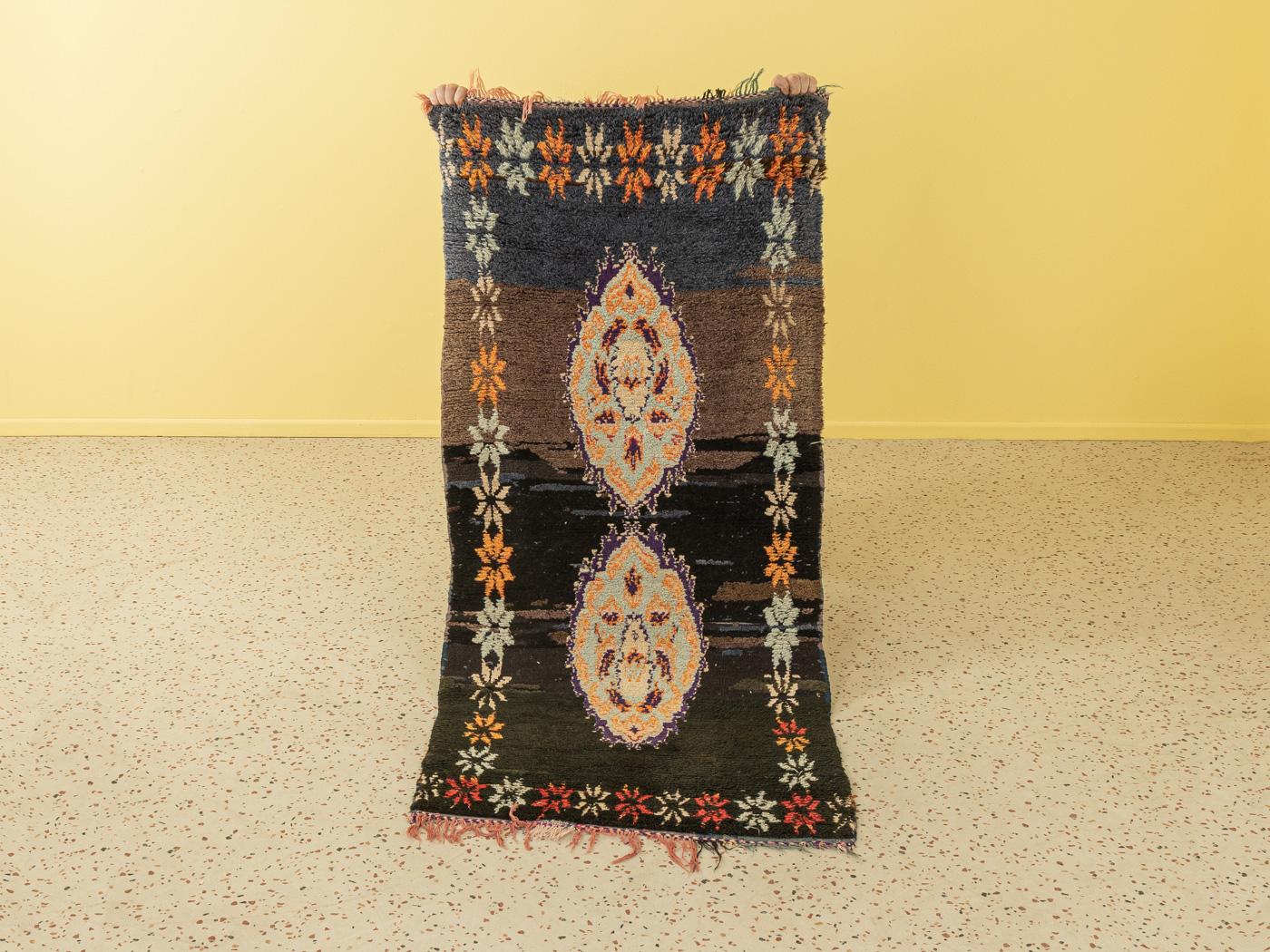 Ce tapis Vintage Azilal est un tapis 100 % laine - doux et confortable sous le pied. Nos tapis berbères sont fabriqués à la main, un nœud à la fois. Chacun de nos tapis berbères est une pièce unique et durable, créée de manière durable avec de la