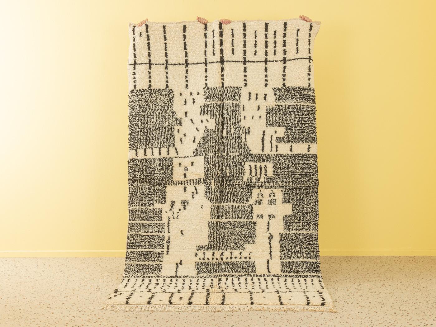 Dieser Vintage Azilal ist ein Teppich aus 100 % Wolle - weich und angenehm zu tragen. Unsere Berberteppiche sind handgefertigt, ein Knoten nach dem anderen. Jeder unserer Berberteppiche ist ein langlebiges Einzelstück, das auf nachhaltige Weise aus