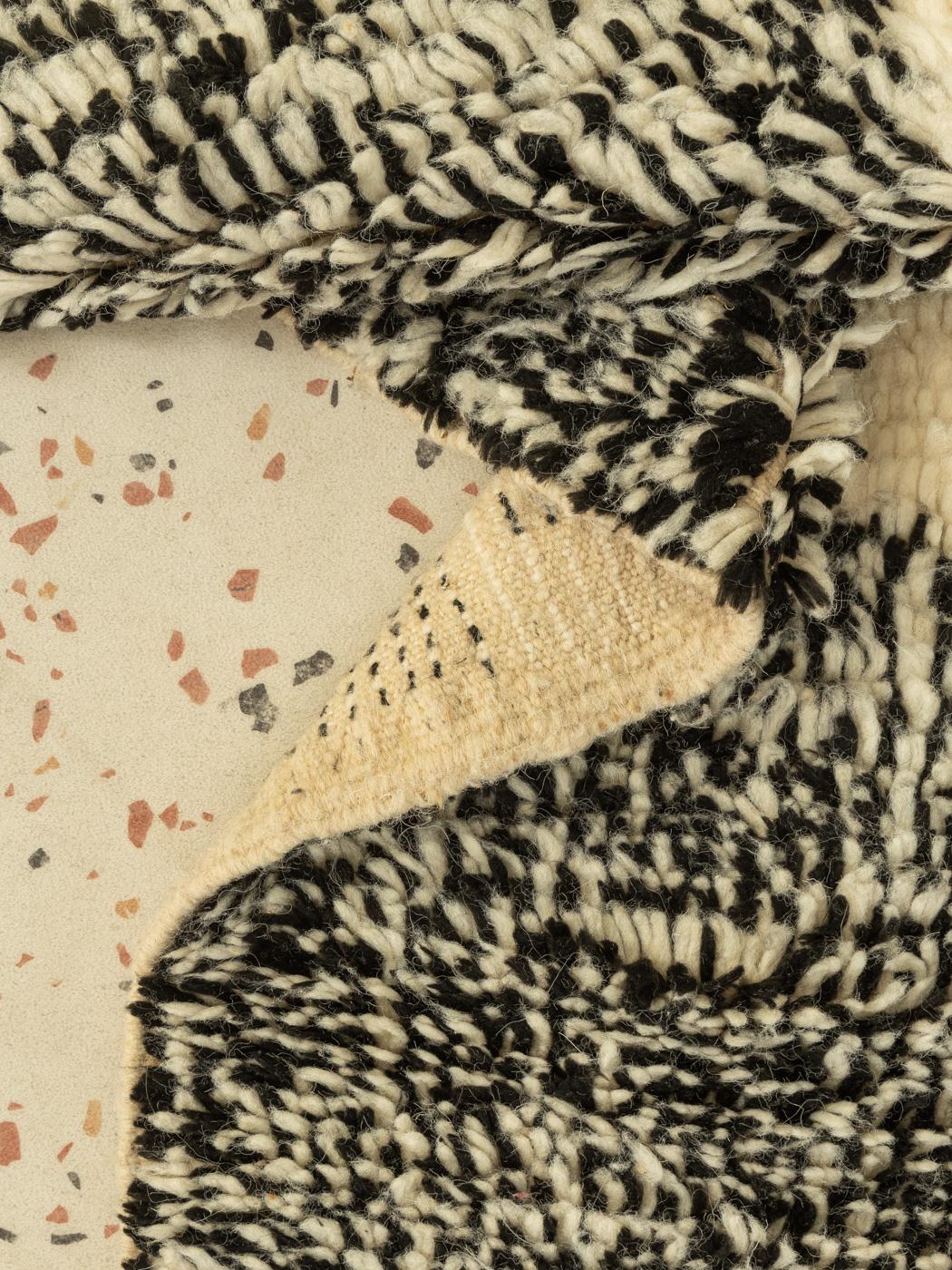 Marokkanischer Azilal-Berberteppich aus dem hohen Atlasgebirge, cremefarbene schwarze Wolle im Zustand „Gut“ im Angebot in Neuss, NW