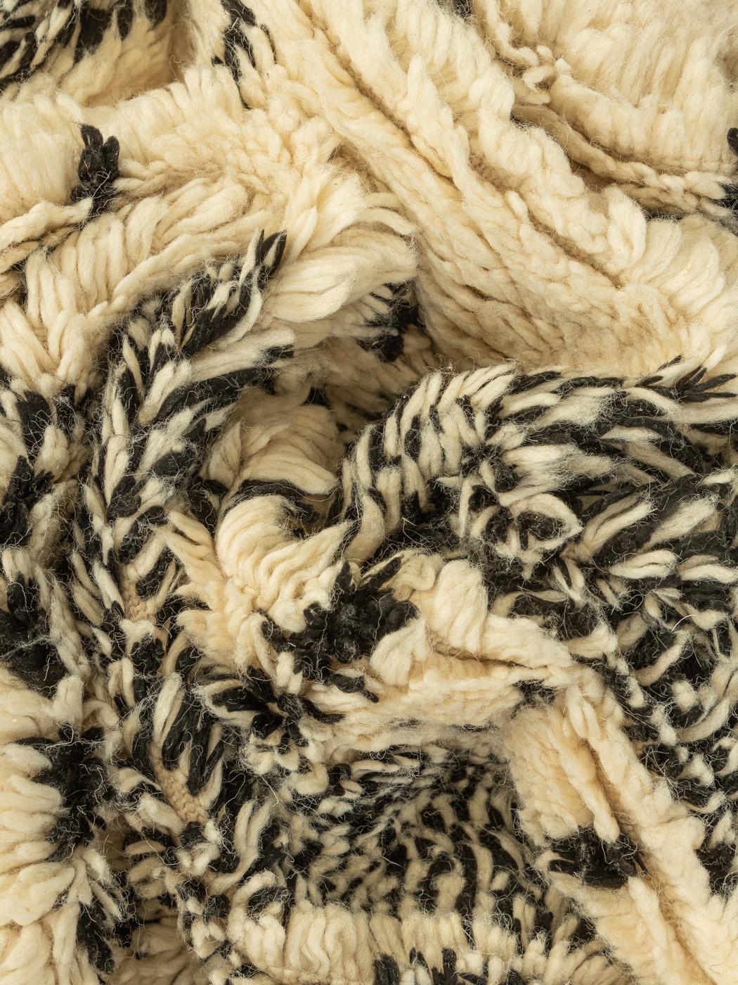 Marokkanischer Azilal-Berberteppich aus dem hohen Atlasgebirge, cremefarbene schwarze Wolle im Angebot 1