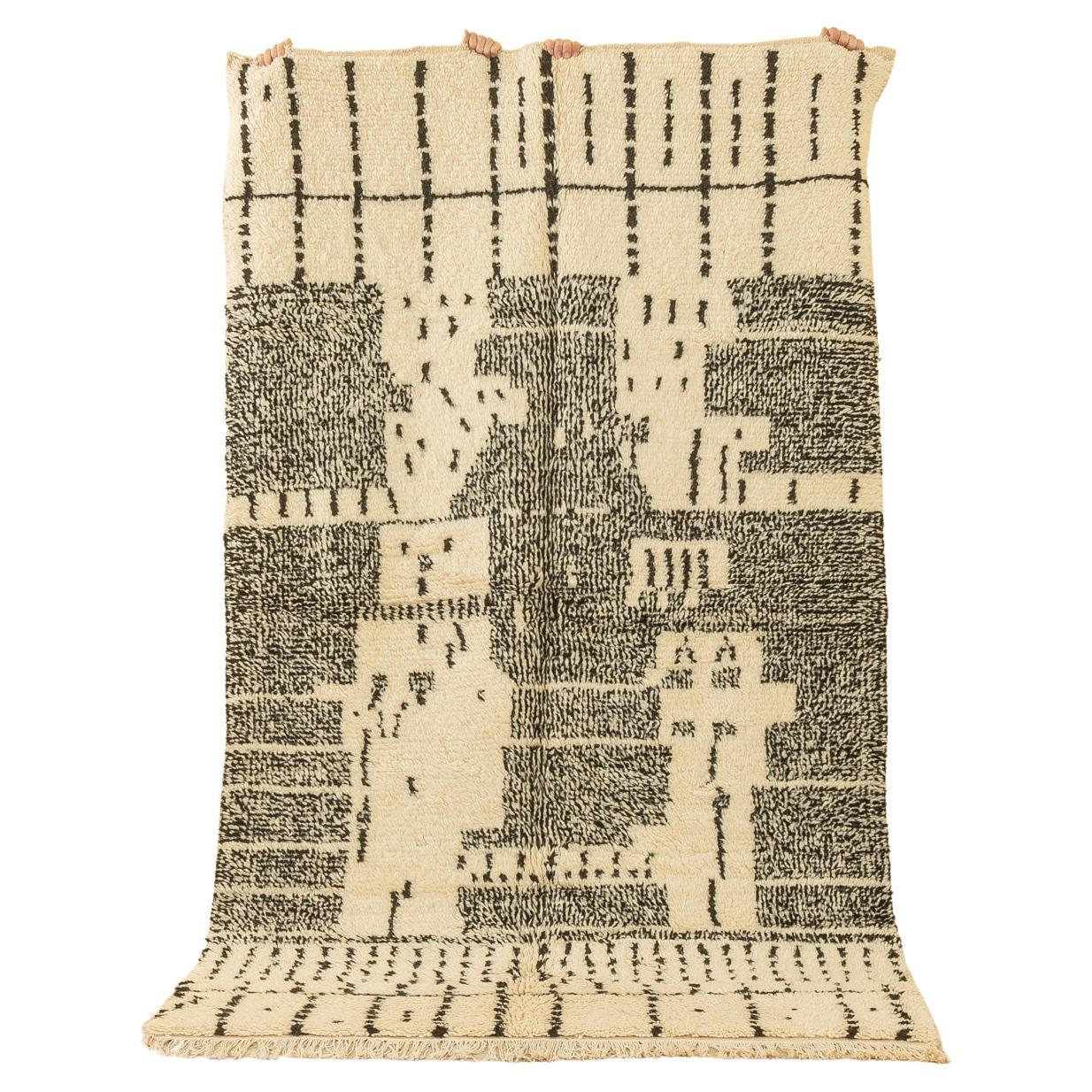 Tapis berbère marocain Azilal vintage des montagnes du Haut Atlas, laine noire crème