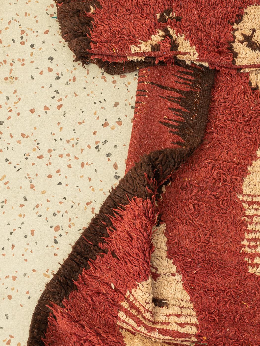 Marokkanischer Azilal-Berberteppich aus dem hohen Atlasgebirge in Rot, Schwarz und Beige im Angebot 3