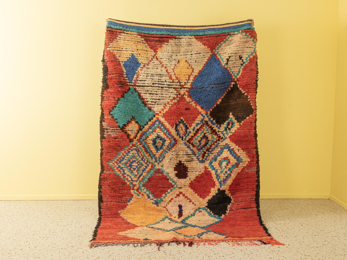 Dieser Vintage Azilal ist ein Teppich aus 100 % Wolle - weich und angenehm zu tragen. Unsere Berberteppiche sind handgefertigt, ein Knoten nach dem anderen. Jeder unserer Berberteppiche ist ein langlebiges Einzelstück, das auf nachhaltige Weise aus