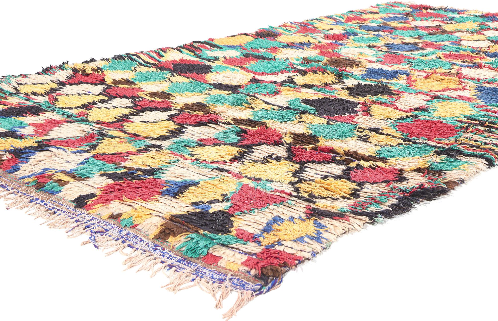 20516 Vintage Boucherouite Marokkanischer Azilal-Teppich, 04'08 x 09'01. 

Aus der Provinzhauptstadt Zentralmarokkos im Hohen Atlasgebirge stammt das lebendige Erbe der Azila-Teppiche, einer besonderen Art von Berberteppichen, die für ihre