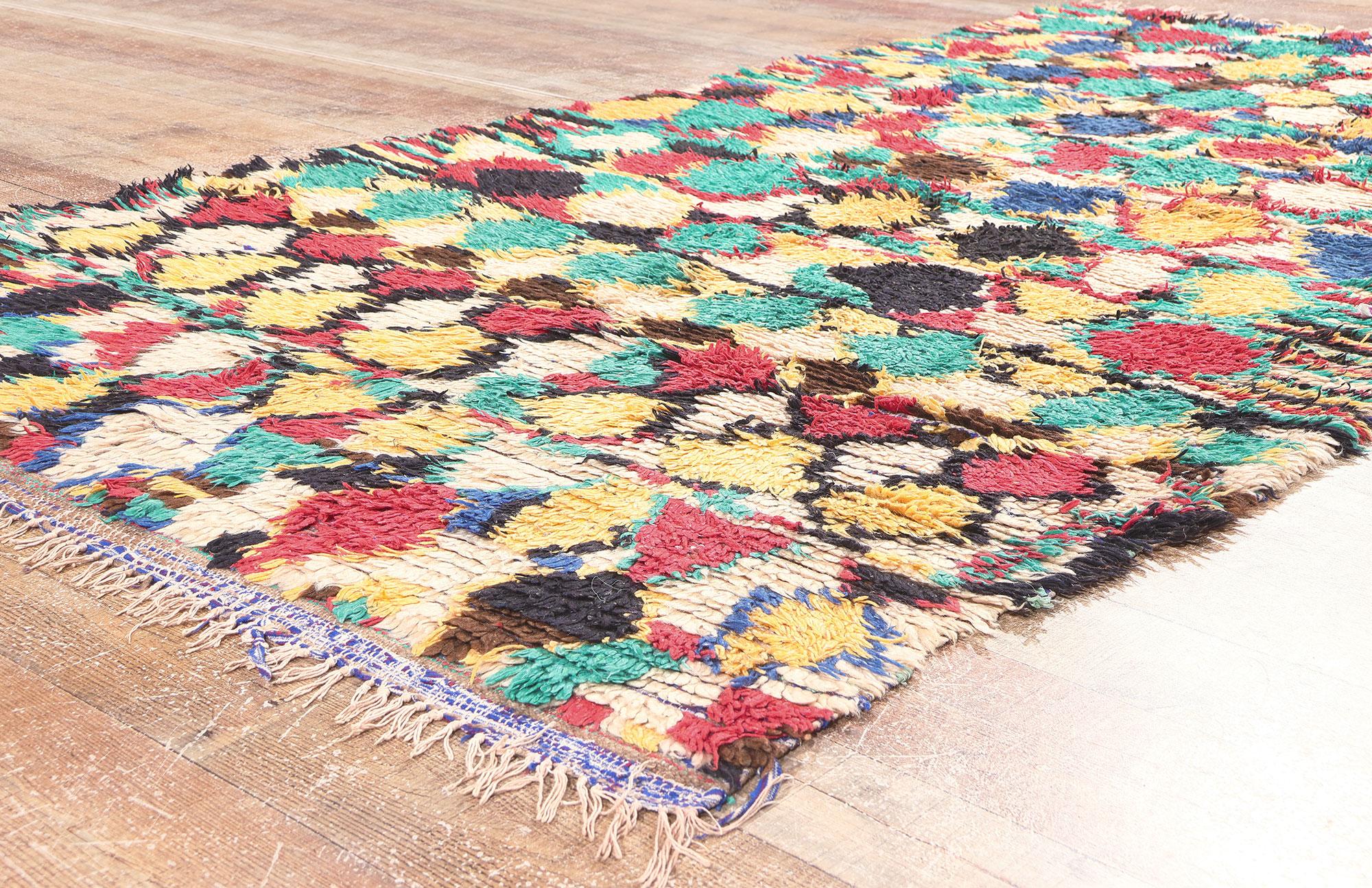 Marokkanischer Azilal Rag-Teppich im Vintage-Stil, Maximalismus Boho Meets Stammeskunst-Enchantment im Angebot 1