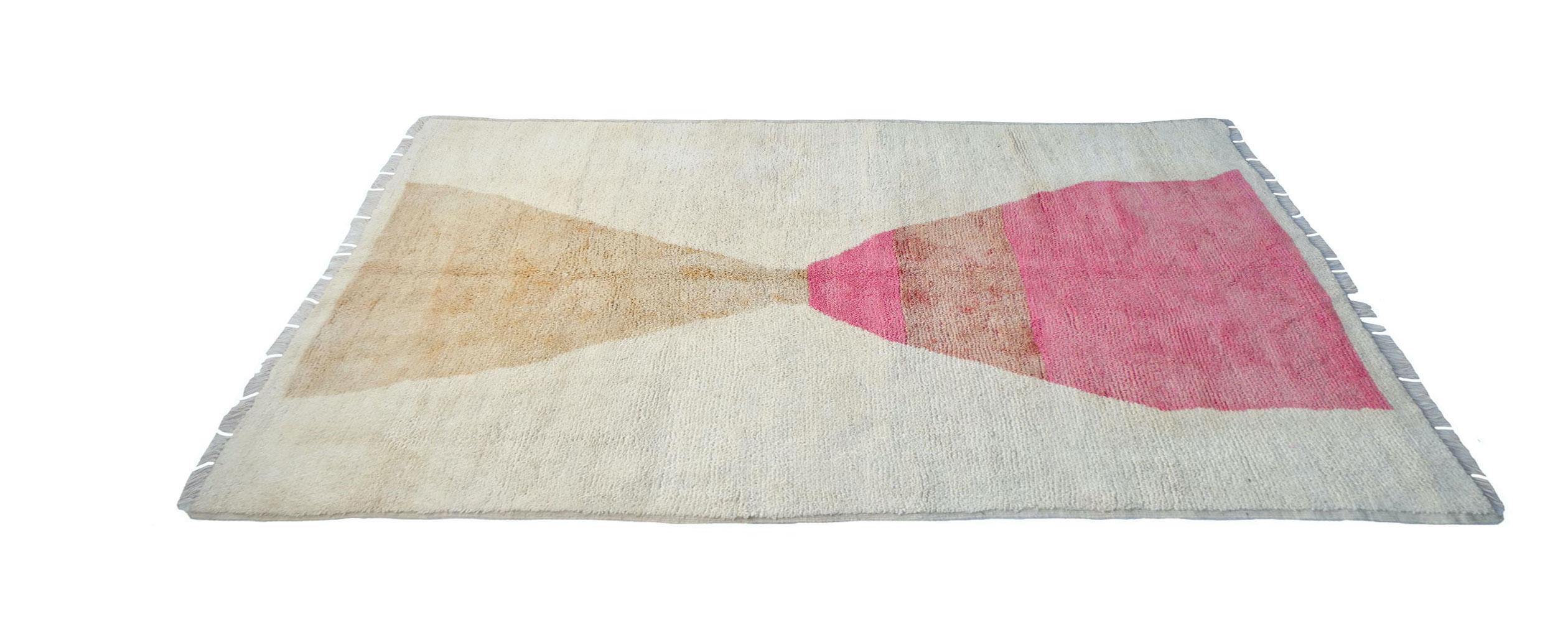 Tapis marocain vintage Azilal tissé à la main avec un fond ivoire accentué par de la laine beige et rose dans un design berbère tribal dramatique.
Dimensions : 6'7 x 10'2  