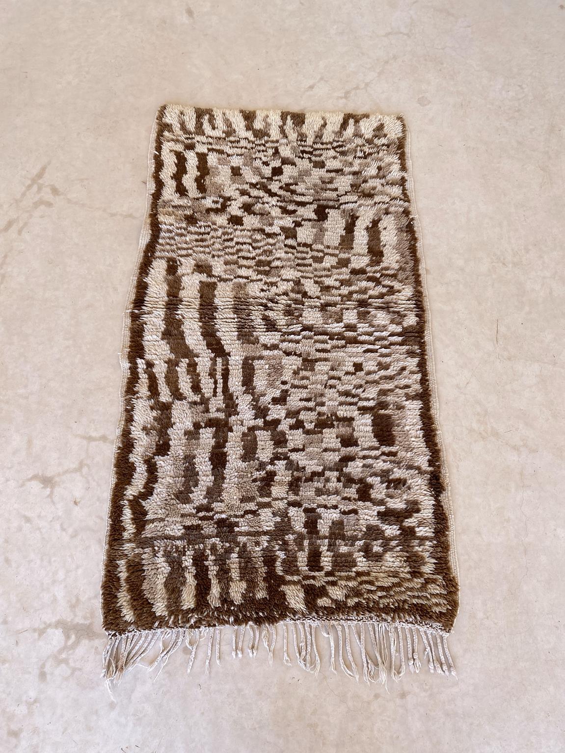 I selected this lovely rug from piles of carpets as I have always loved a good vintage Azilal rug in the beige and brownish tones! This one shows warm colors and a dizzy accumulation of unregular rectangles, a pattern that gives so much rhythm to
