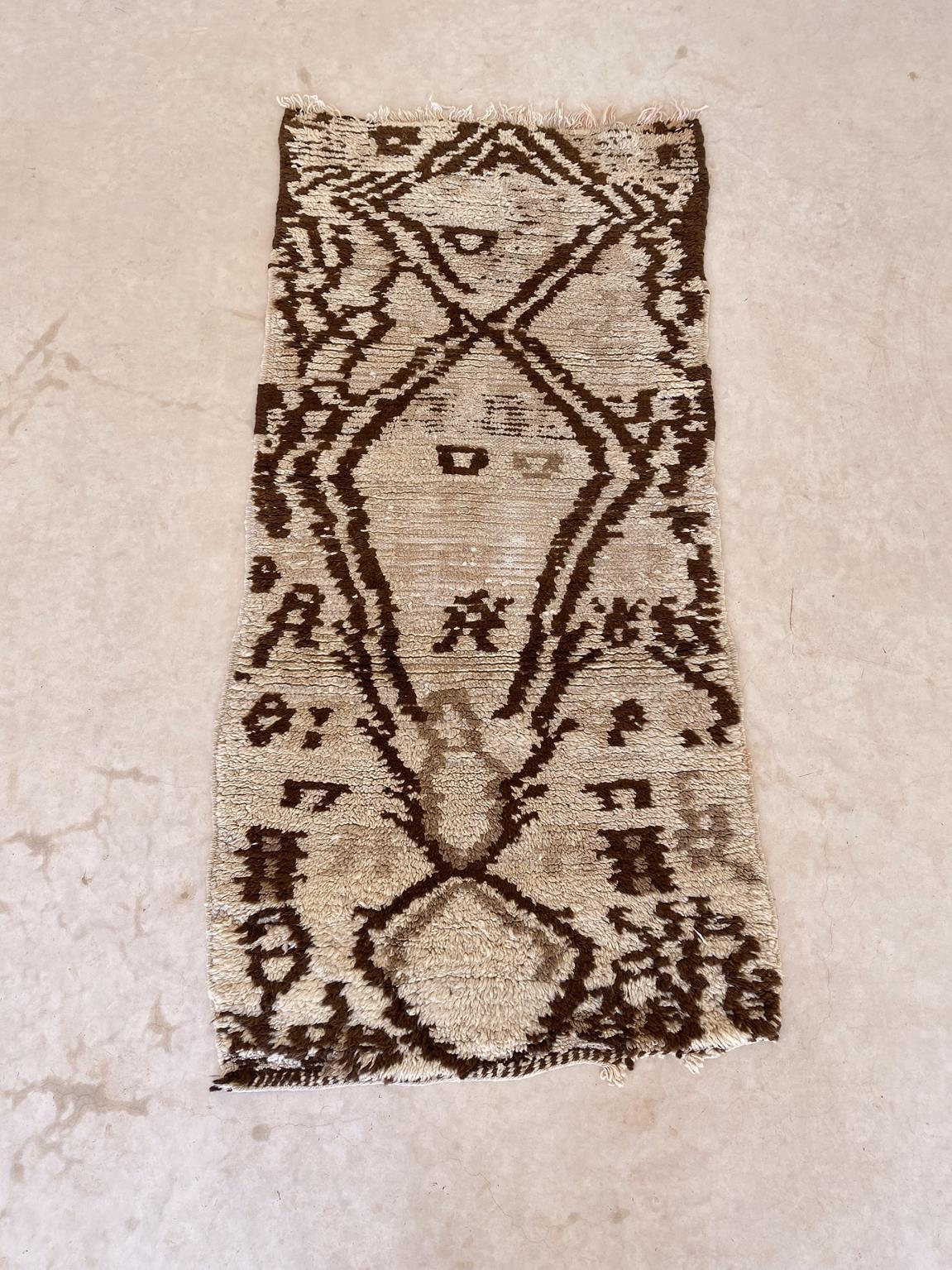 I selected this lovely rug from piles of carpets as I have always loved a good vintage Azilal rug in the beige and brownish tones! This one shows warm colors and a little rustic feel with abstract designs that are probably about giving birth, which