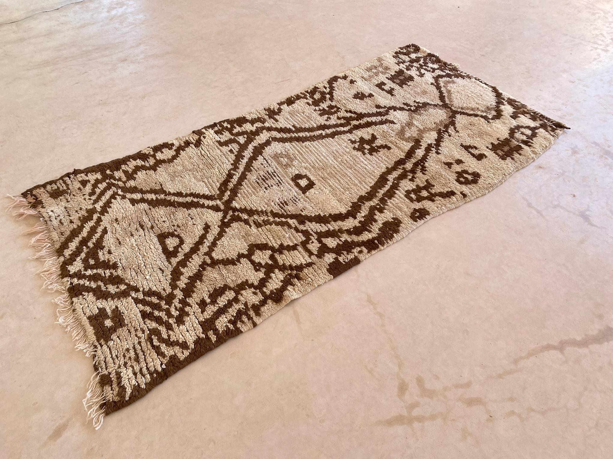 Vintage marokkanischen Azilal Teppich - Beige/braun - 2.9x6.2feet / 88x188cm (Handgewebt) im Angebot
