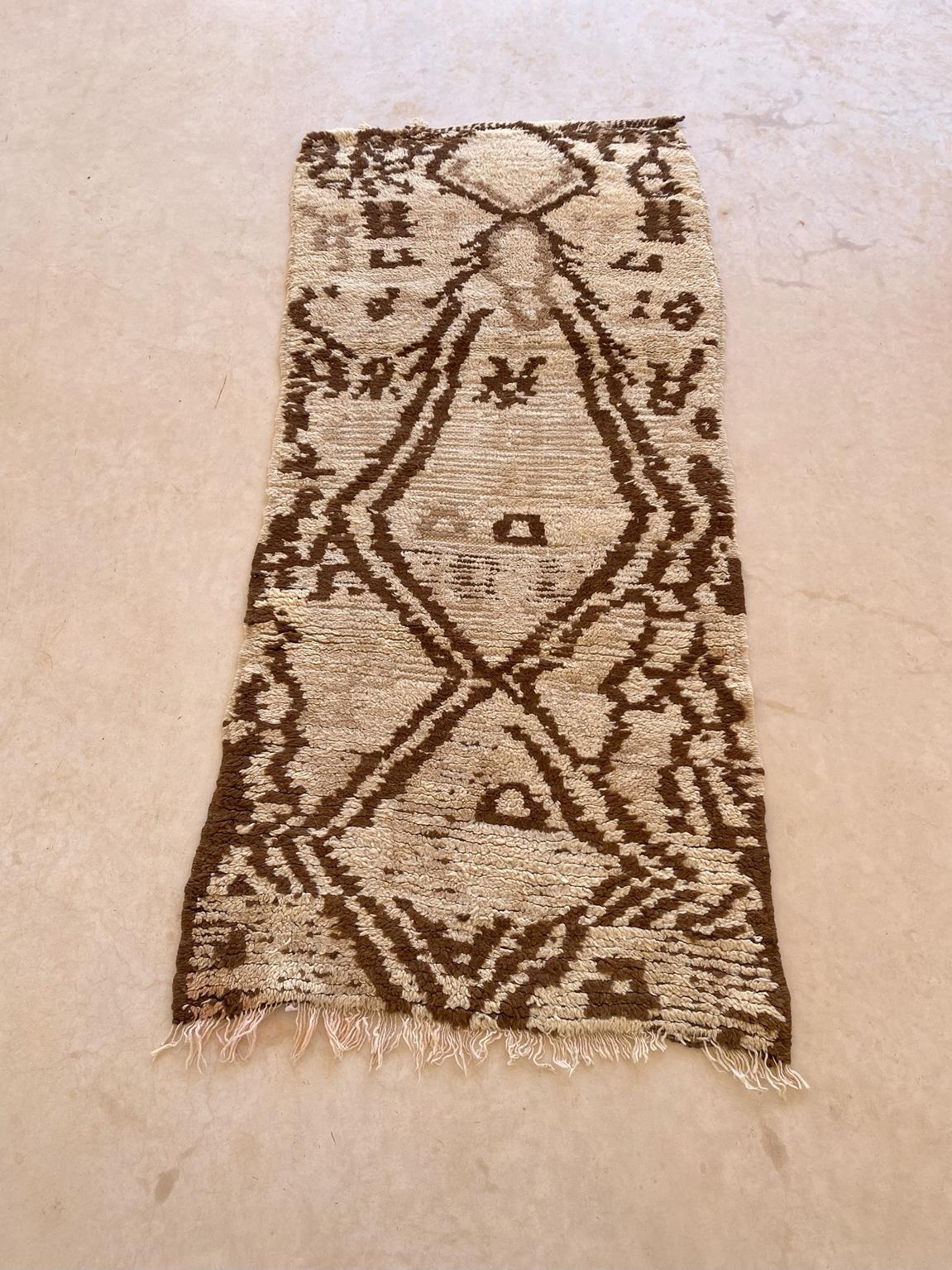Vintage marokkanischen Azilal Teppich - Beige/braun - 2.9x6.2feet / 88x188cm im Zustand „Gut“ im Angebot in Marrakech, MA