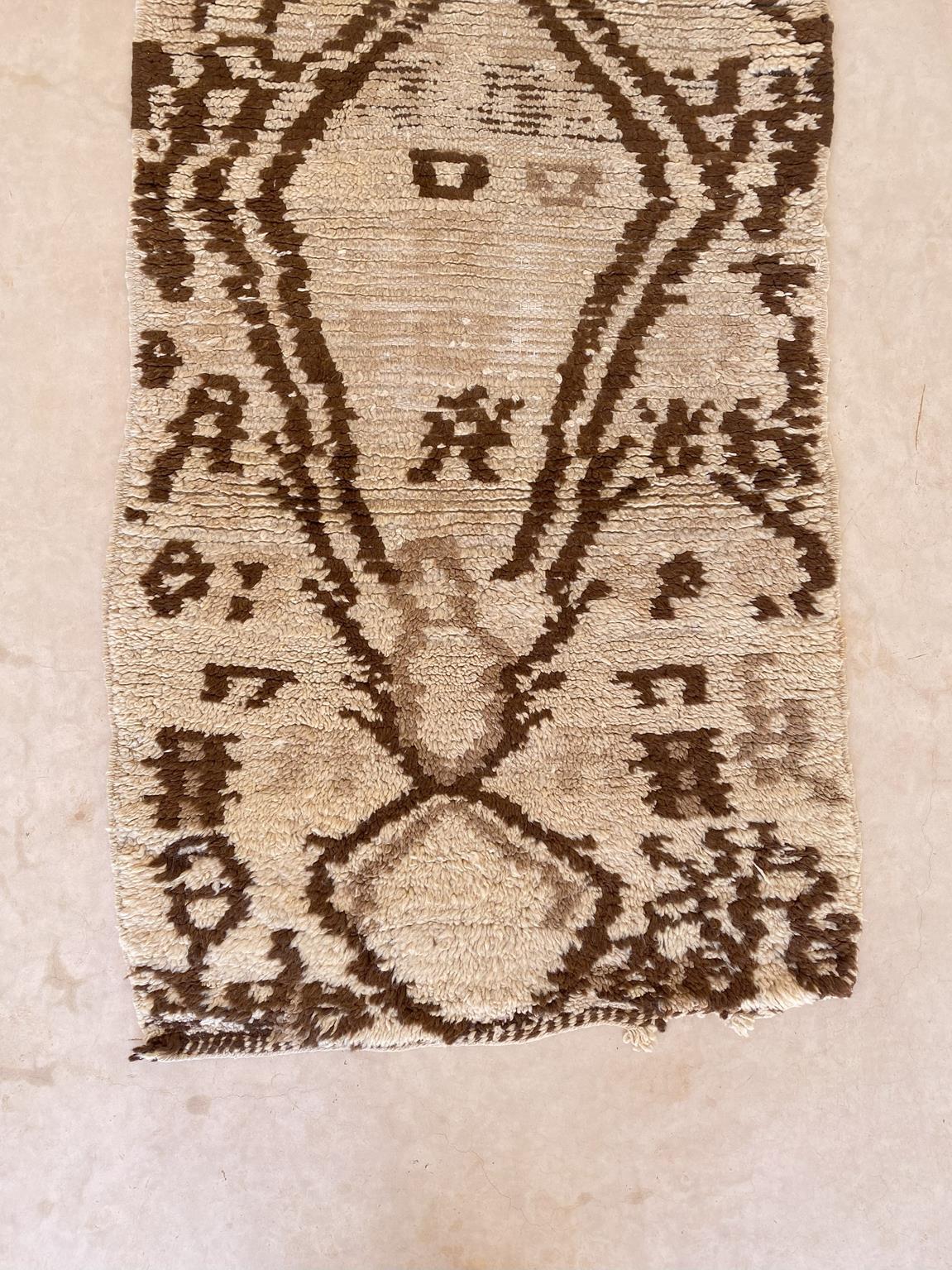 Vintage marokkanischen Azilal Teppich - Beige/braun - 2.9x6.2feet / 88x188cm (20. Jahrhundert) im Angebot