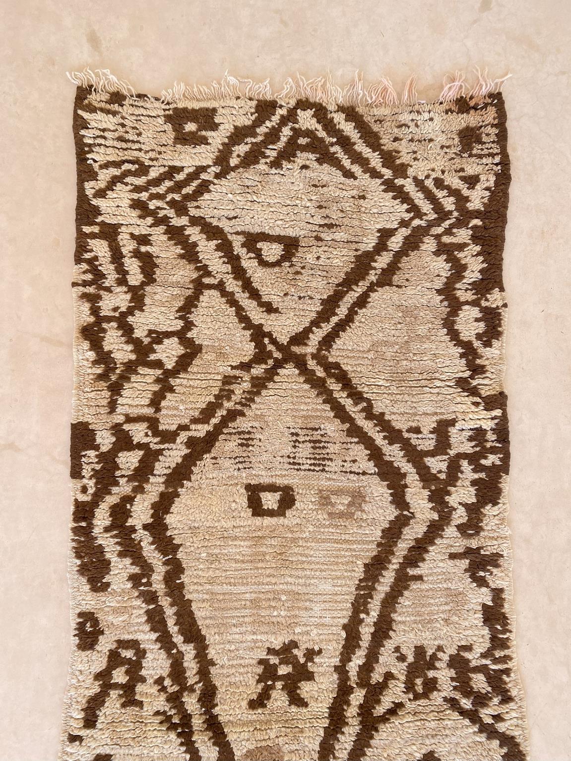 Vintage marokkanischen Azilal Teppich - Beige/braun - 2.9x6.2feet / 88x188cm (Wolle) im Angebot