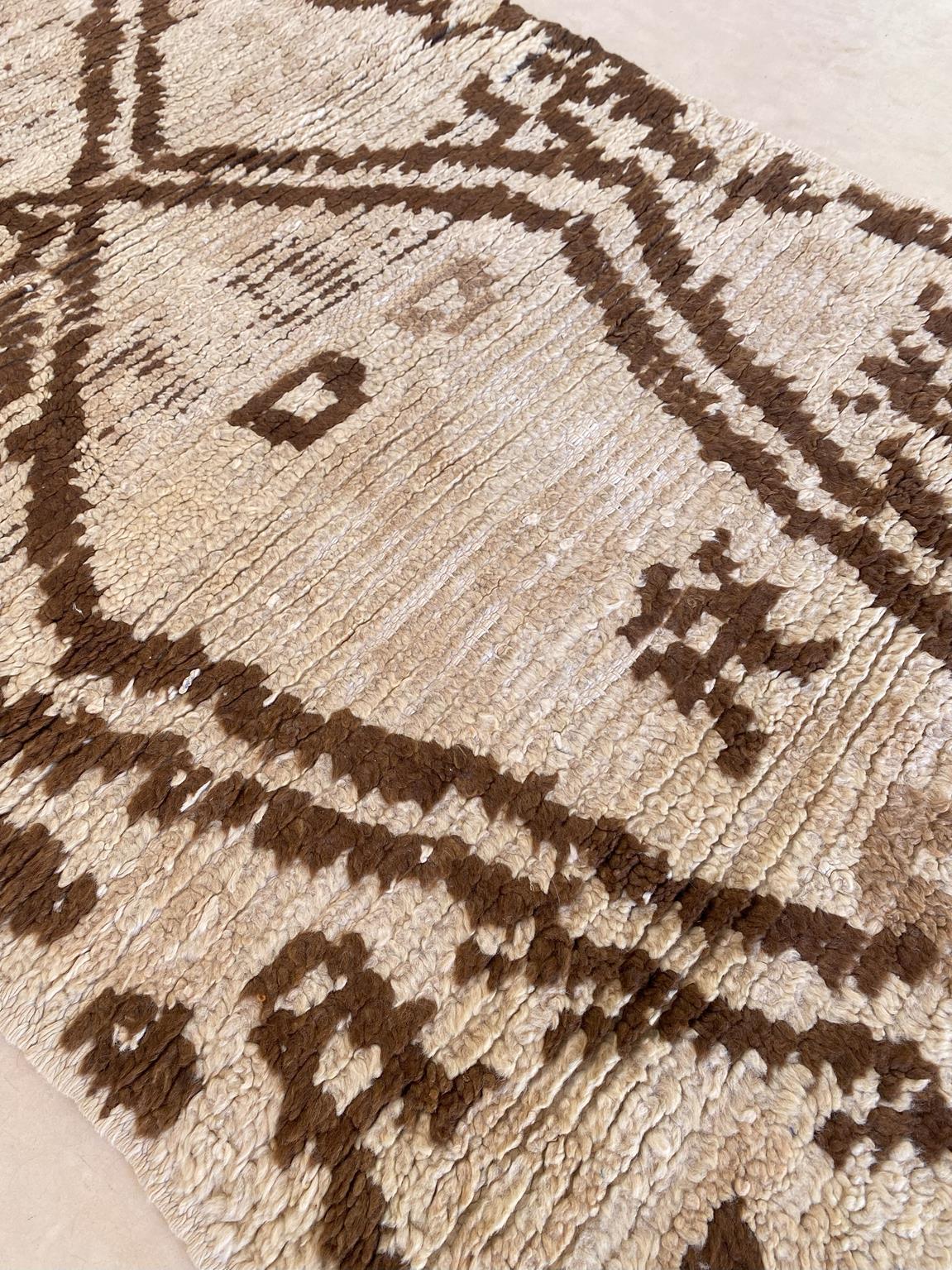 Vintage Moroccan Azilal rug - Beige/brown - 2.9x6.2feet / 88x188cm For Sale 2