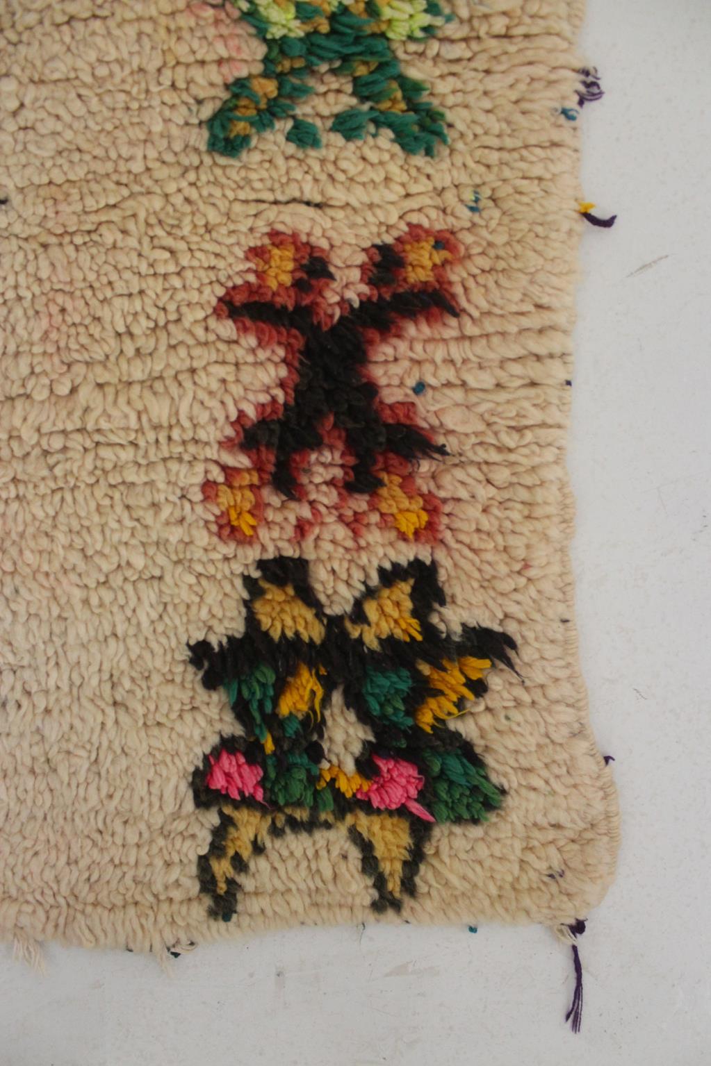 Marokkanischer Azilal-Teppich im Vintage-Stil - Beige/Rosa/Grün - 3.4x4.7feet / 105x145cm im Angebot 4
