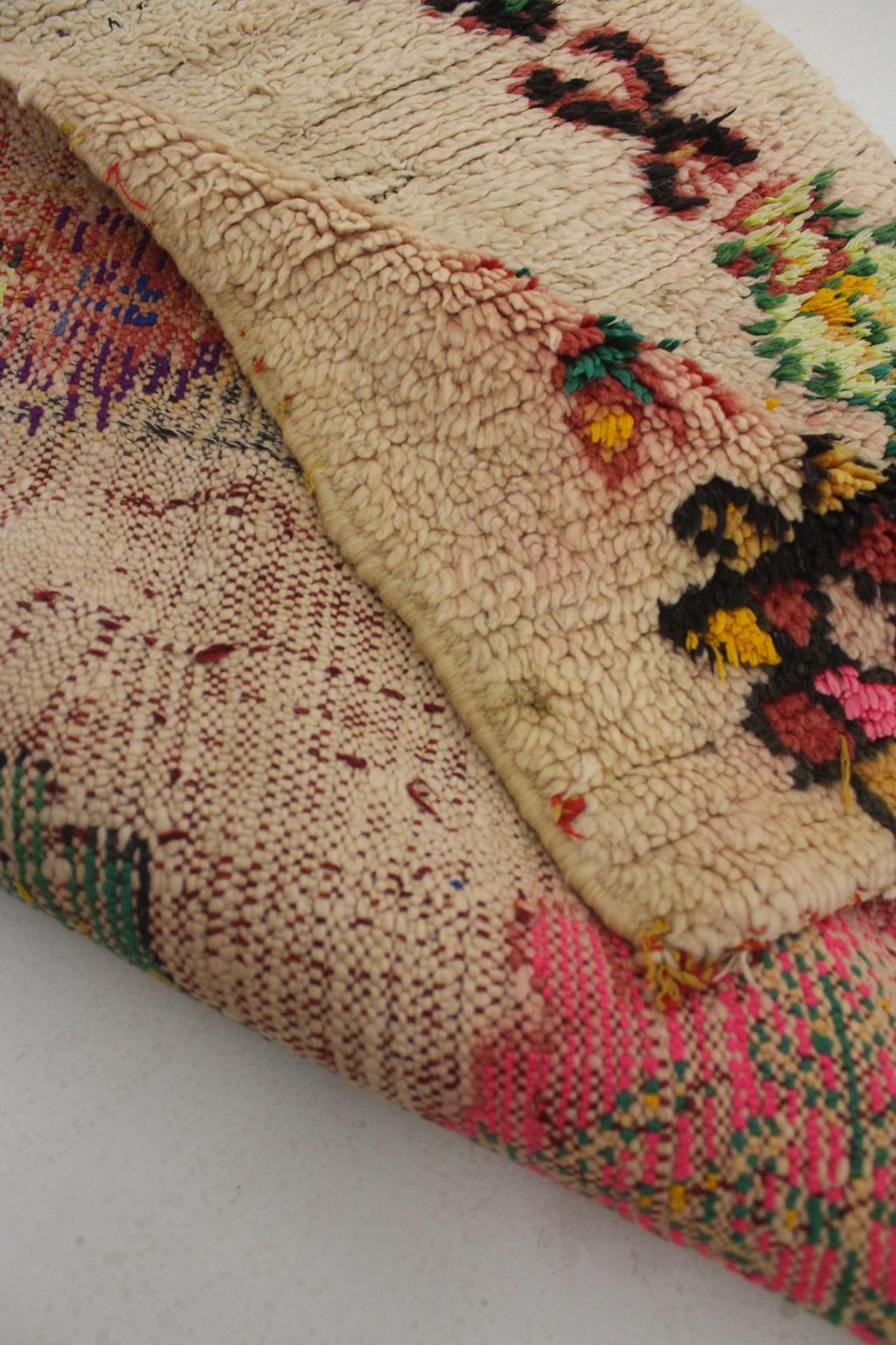 Marokkanischer Azilal-Teppich im Vintage-Stil - Beige/Rosa/Grün - 3.4x4.7feet / 105x145cm im Angebot 5