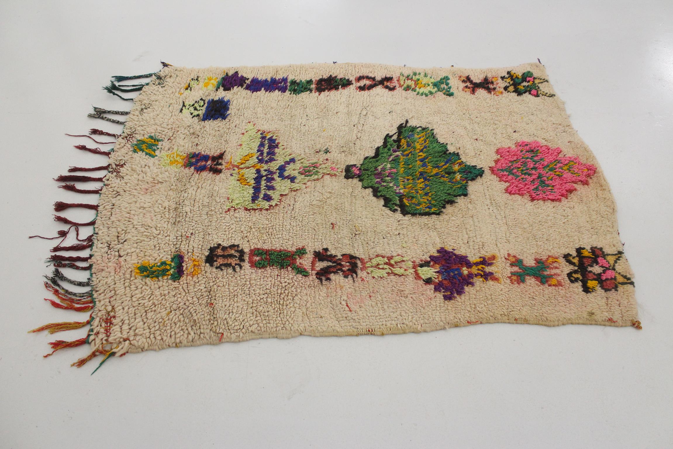 Marokkanischer Azilal-Teppich im Vintage-Stil - Beige/Rosa/Grün - 3.4x4.7feet / 105x145cm (Stammeskunst) im Angebot