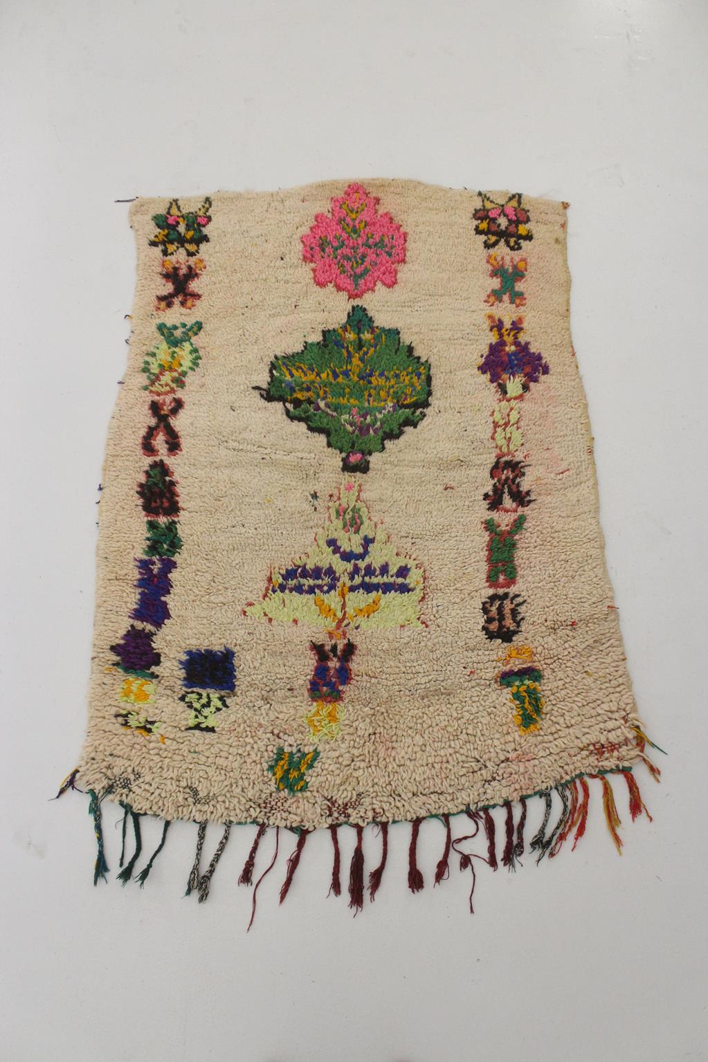 Marokkanischer Azilal-Teppich im Vintage-Stil - Beige/Rosa/Grün - 3.4x4.7feet / 105x145cm (Handgewebt) im Angebot