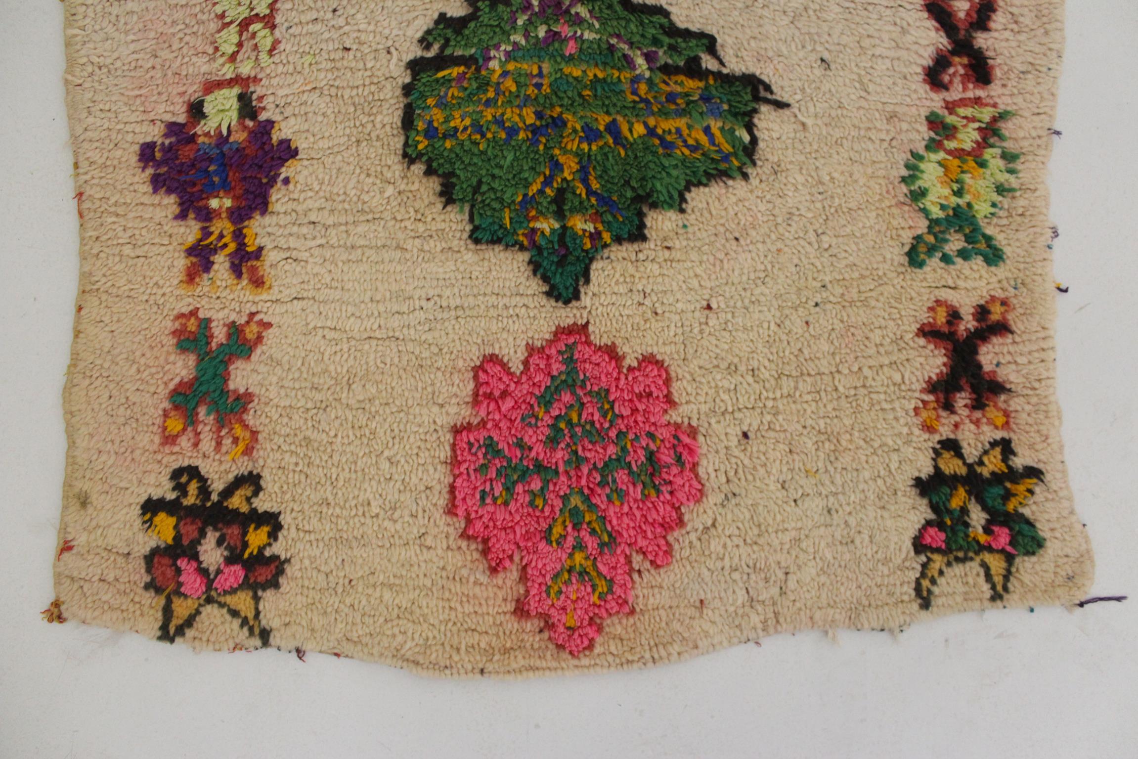 Marokkanischer Azilal-Teppich im Vintage-Stil - Beige/Rosa/Grün - 3.4x4.7feet / 105x145cm im Zustand „Relativ gut“ im Angebot in Marrakech, MA