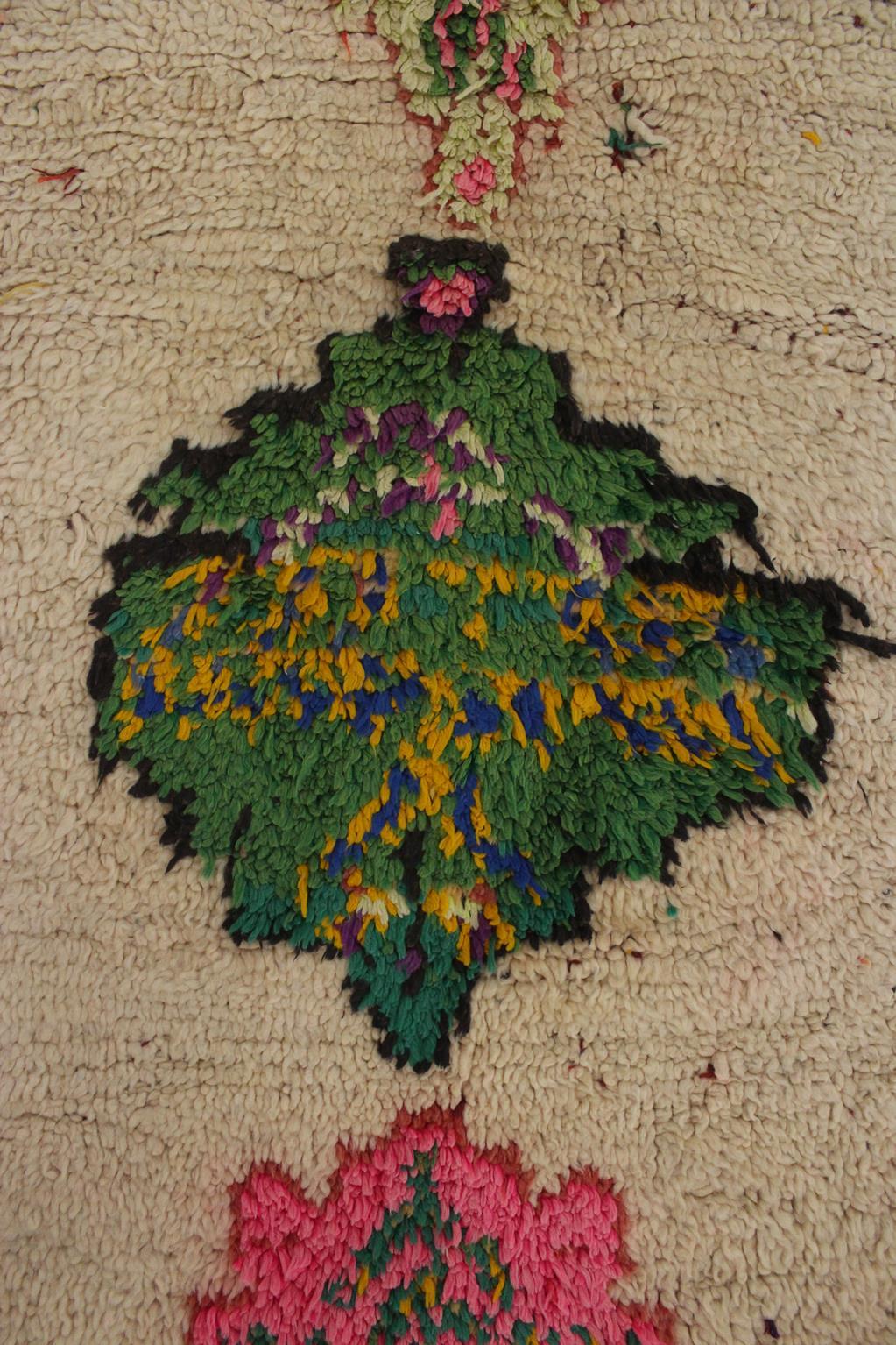 Marokkanischer Azilal-Teppich im Vintage-Stil - Beige/Rosa/Grün - 3.4x4.7feet / 105x145cm im Angebot 1