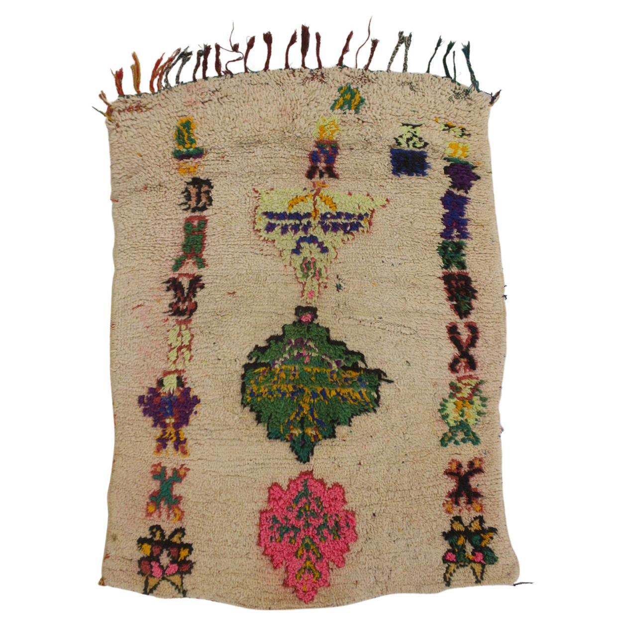 Marokkanischer Azilal-Teppich im Vintage-Stil - Beige/Rosa/Grün - 3.4x4.7feet / 105x145cm im Angebot
