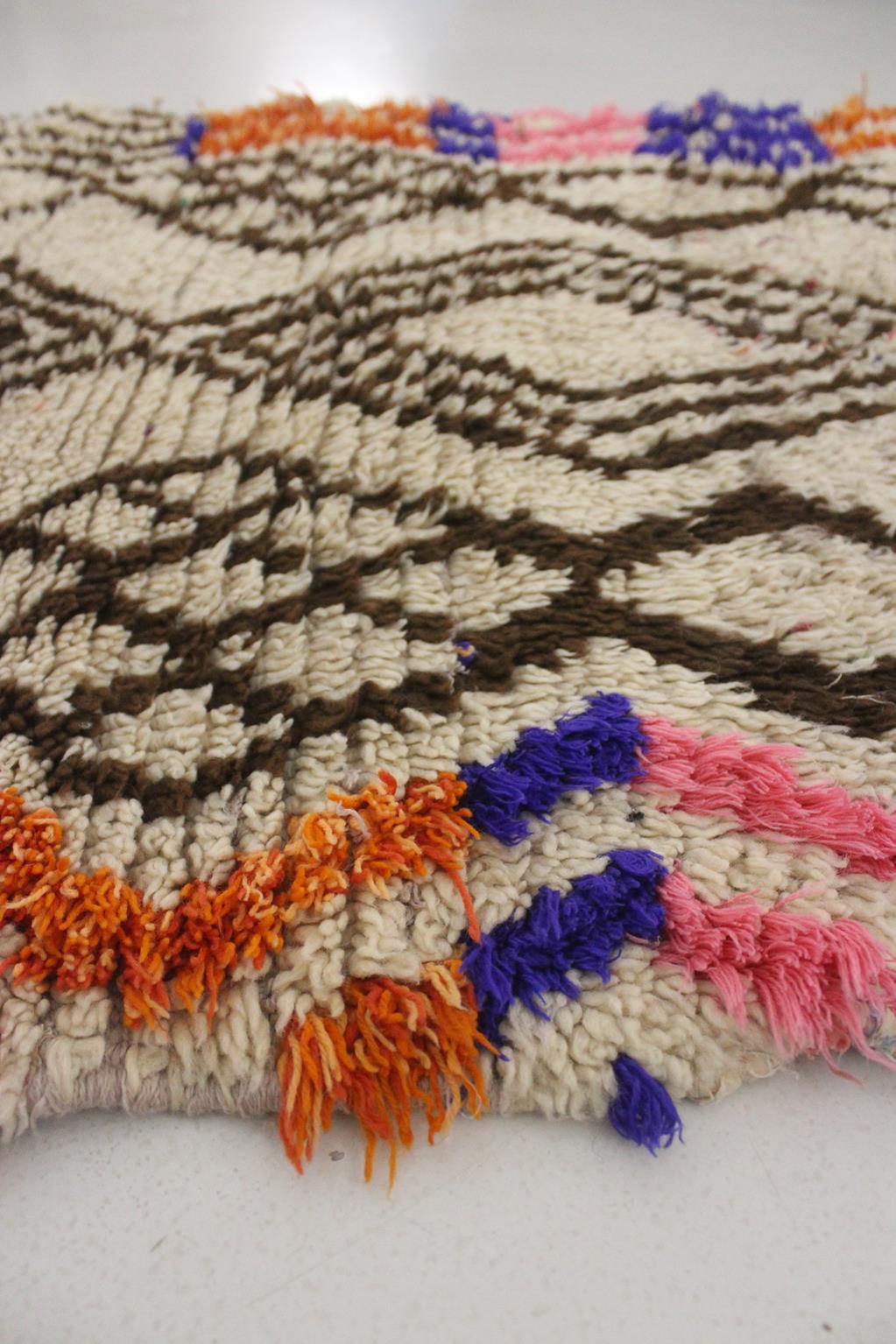 Vintage Moroccan Azilal rug - Beige, purple, orange - 2.9x5.7feet / 90x174cm For Sale 4