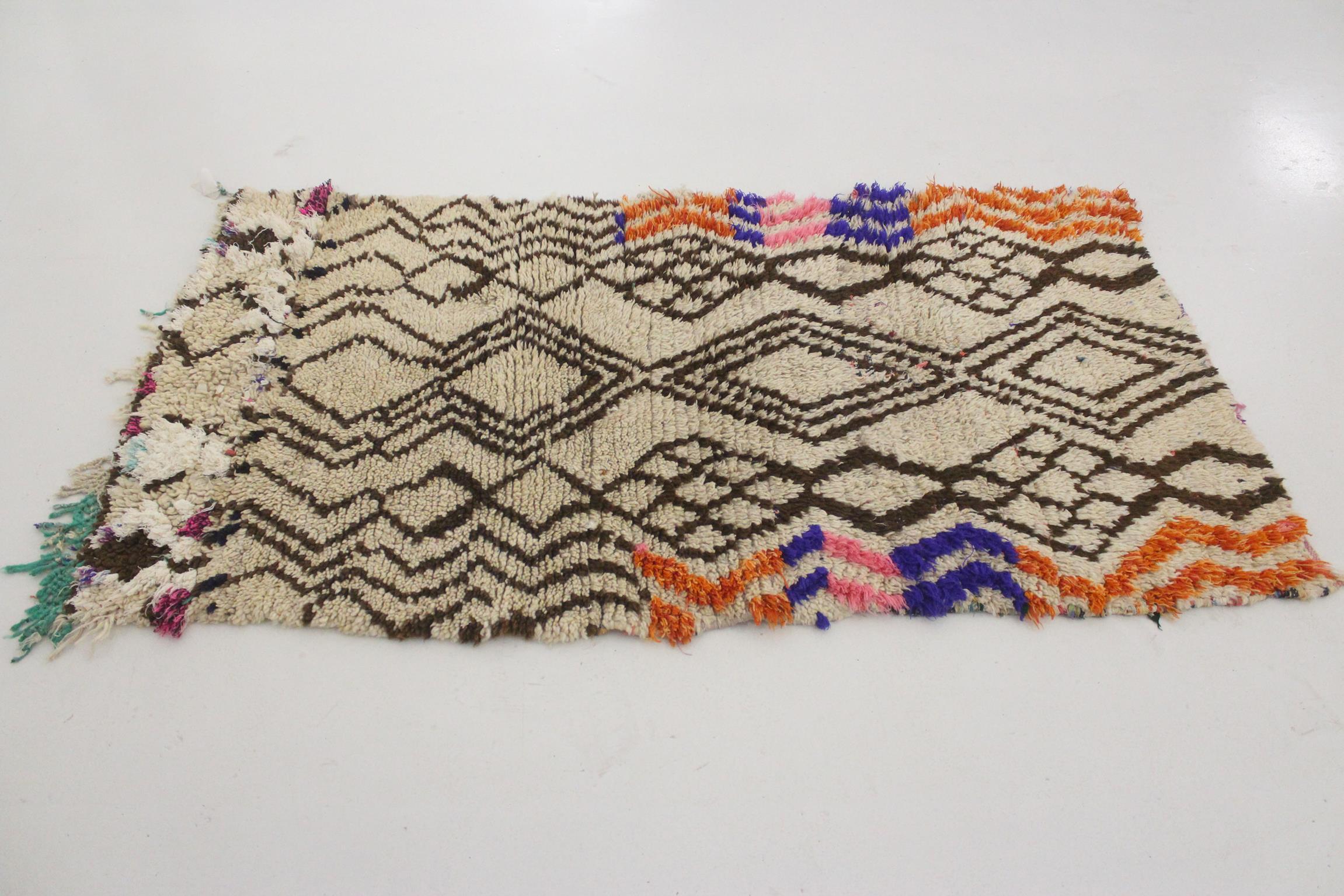 Bohemian Vintage Moroccan Azilal rug - Beige, purple, orange - 2.9x5.7feet / 90x174cm For Sale