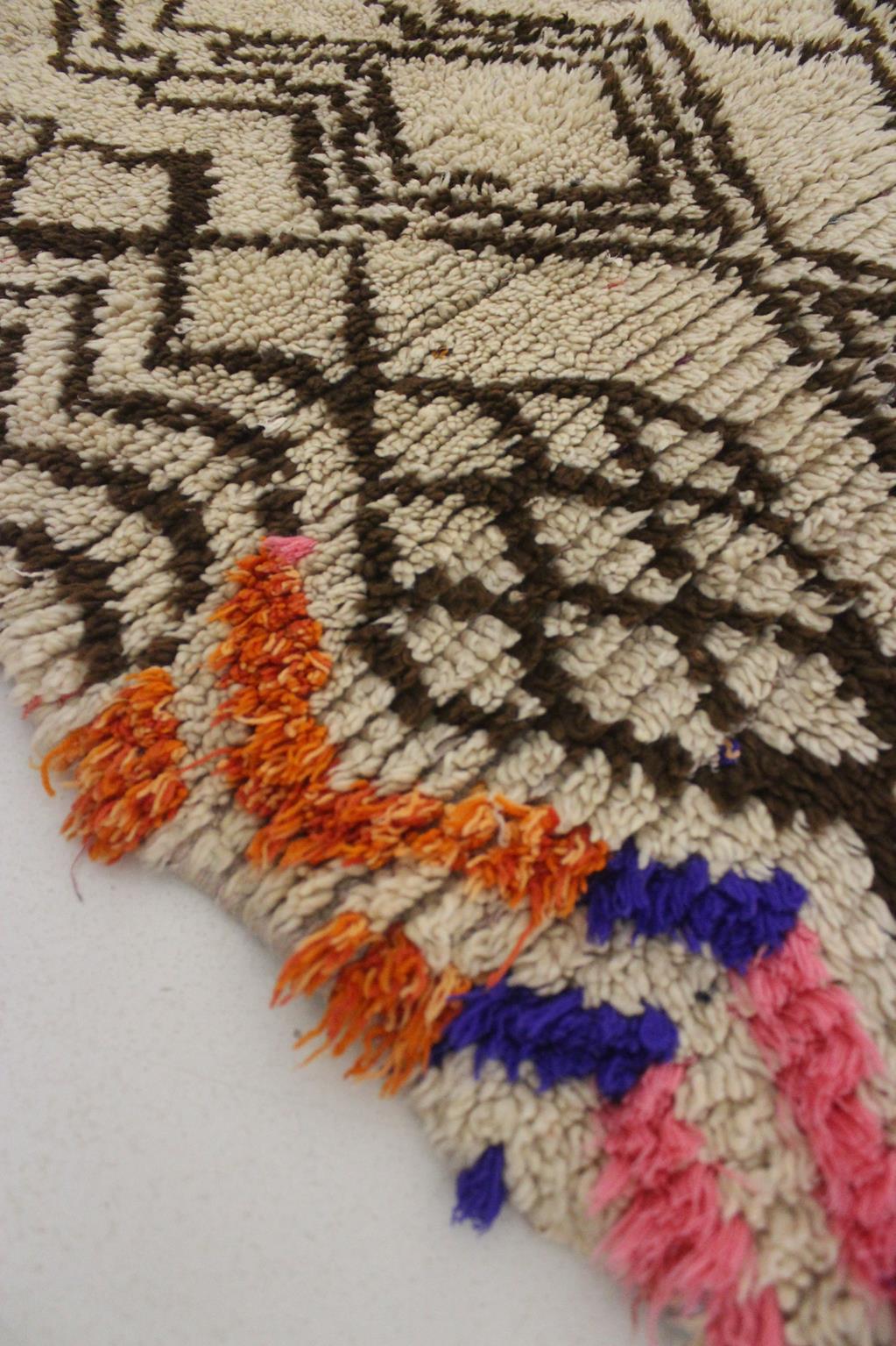 Vintage Moroccan Azilal rug - Beige, purple, orange - 2.9x5.7feet / 90x174cm For Sale 1
