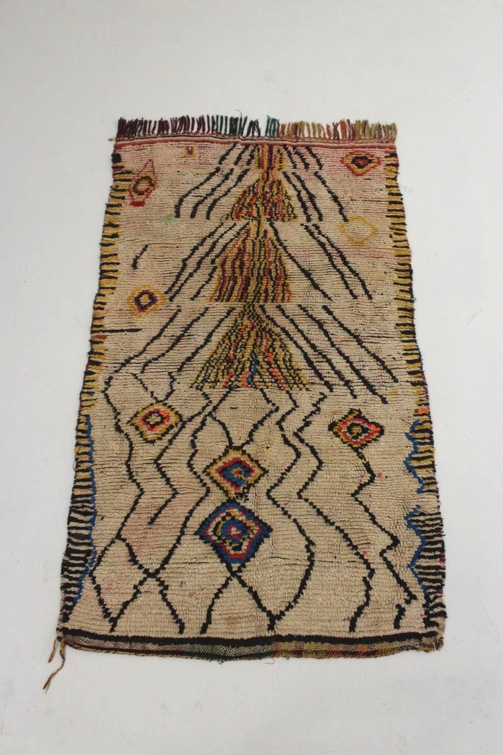 Ich bin so froh, dass ich diesen schönen Teppich in die Auswahl bringen kann! Sie stammt aus dem Gebiet von Aït Bouguemez, Azilal, Marokko. Es ist ein echter Azilal-Teppich mit Altersspuren, aber ich liebe die ganze Komposition so sehr, dass ich ihn