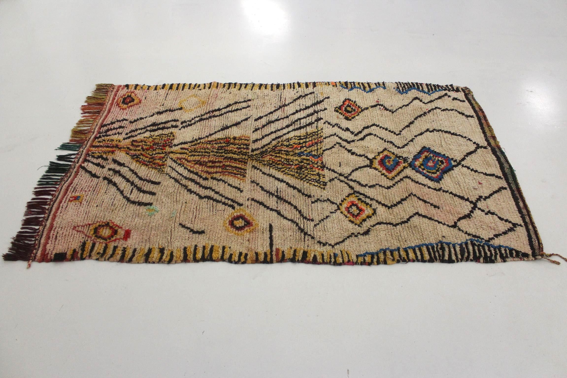 Vintage marokkanischen Azilal Teppich - Beige/gelb - 3.9x6.7feet / 120x206cm (Stammeskunst) im Angebot