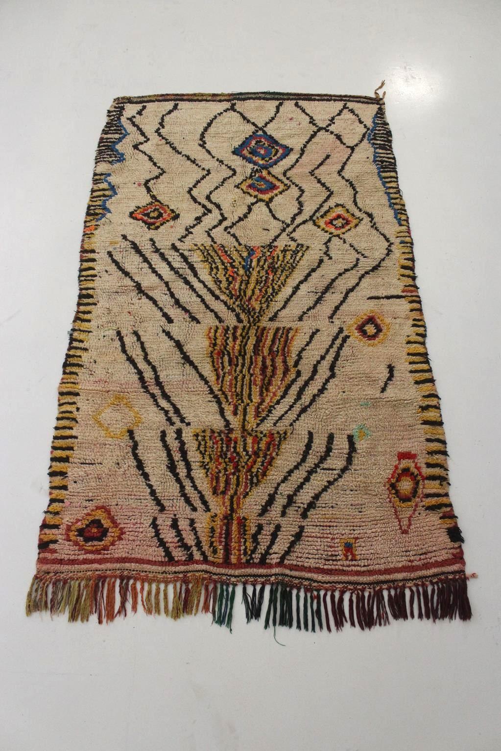 Vintage marokkanischen Azilal Teppich - Beige/gelb - 3.9x6.7feet / 120x206cm (Handgewebt) im Angebot