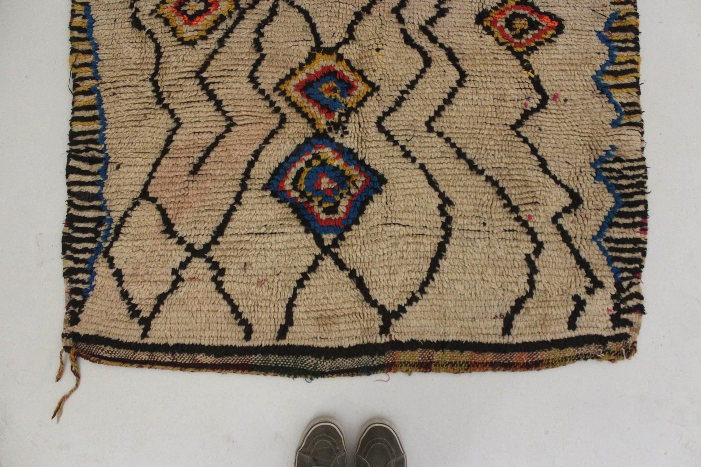 Vintage marokkanischen Azilal Teppich - Beige/gelb - 3.9x6.7feet / 120x206cm (20. Jahrhundert) im Angebot